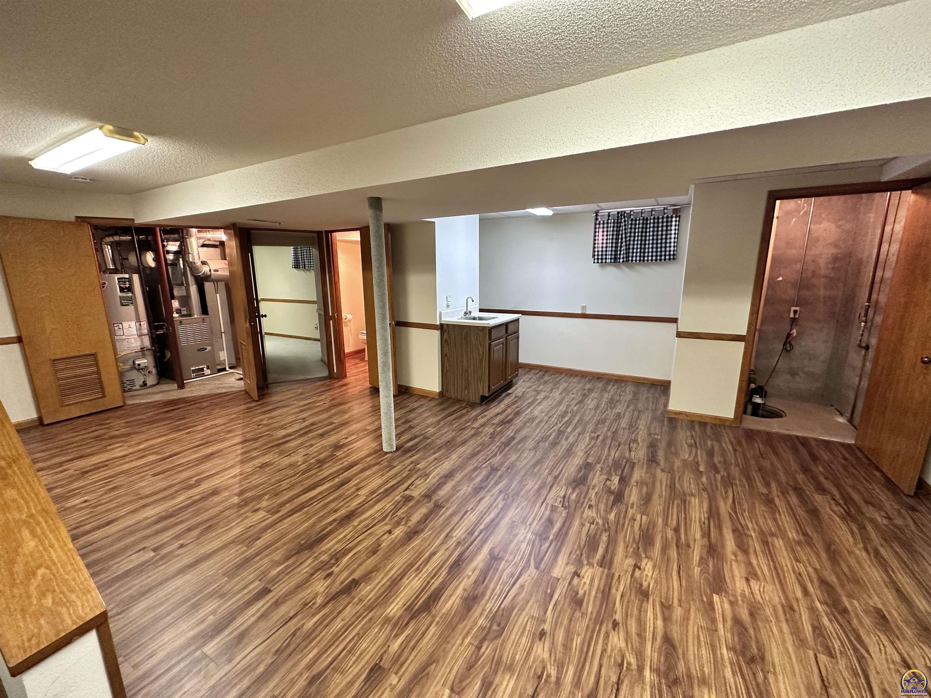 Topeka, Kansas 66614, United States, 3 Bedrooms Bedrooms, ,3 BathroomsBathrooms,Residential,Pending,46795