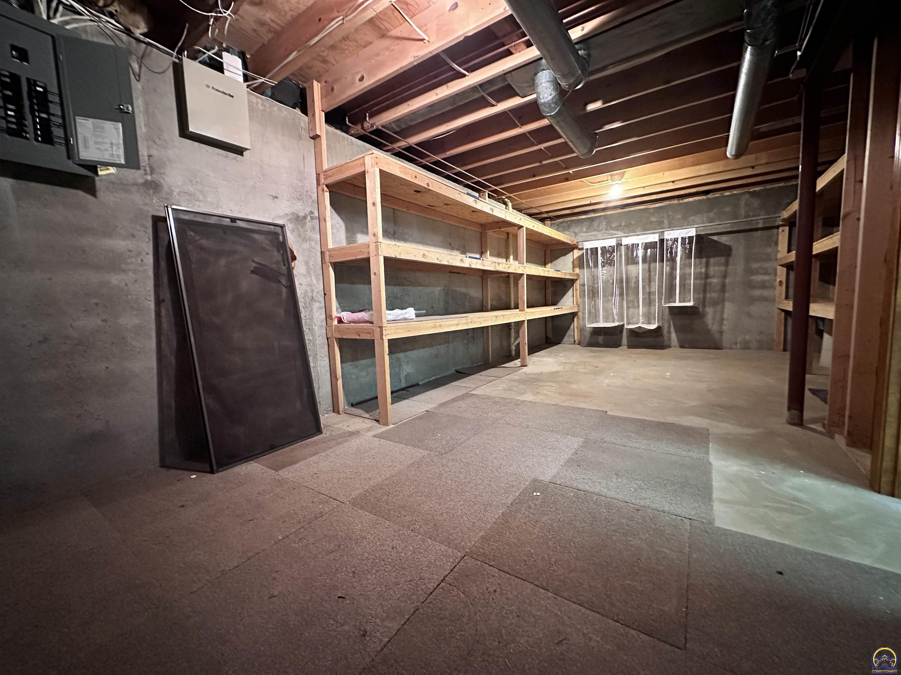 Topeka, Kansas 66614, United States, 3 Bedrooms Bedrooms, ,3 BathroomsBathrooms,Residential,Pending,46795