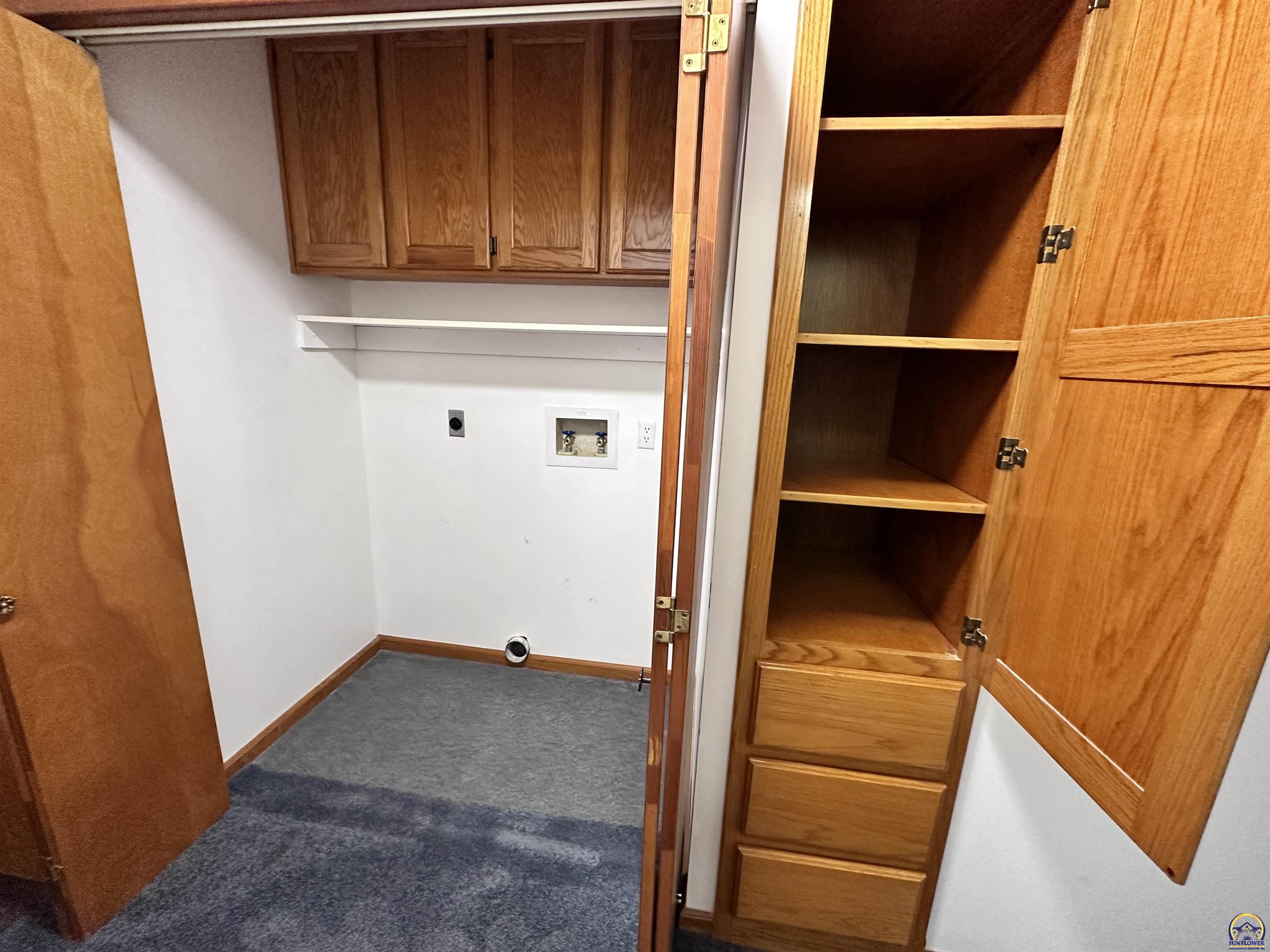 Topeka, Kansas 66614, United States, 3 Bedrooms Bedrooms, ,3 BathroomsBathrooms,Residential,Pending,46795