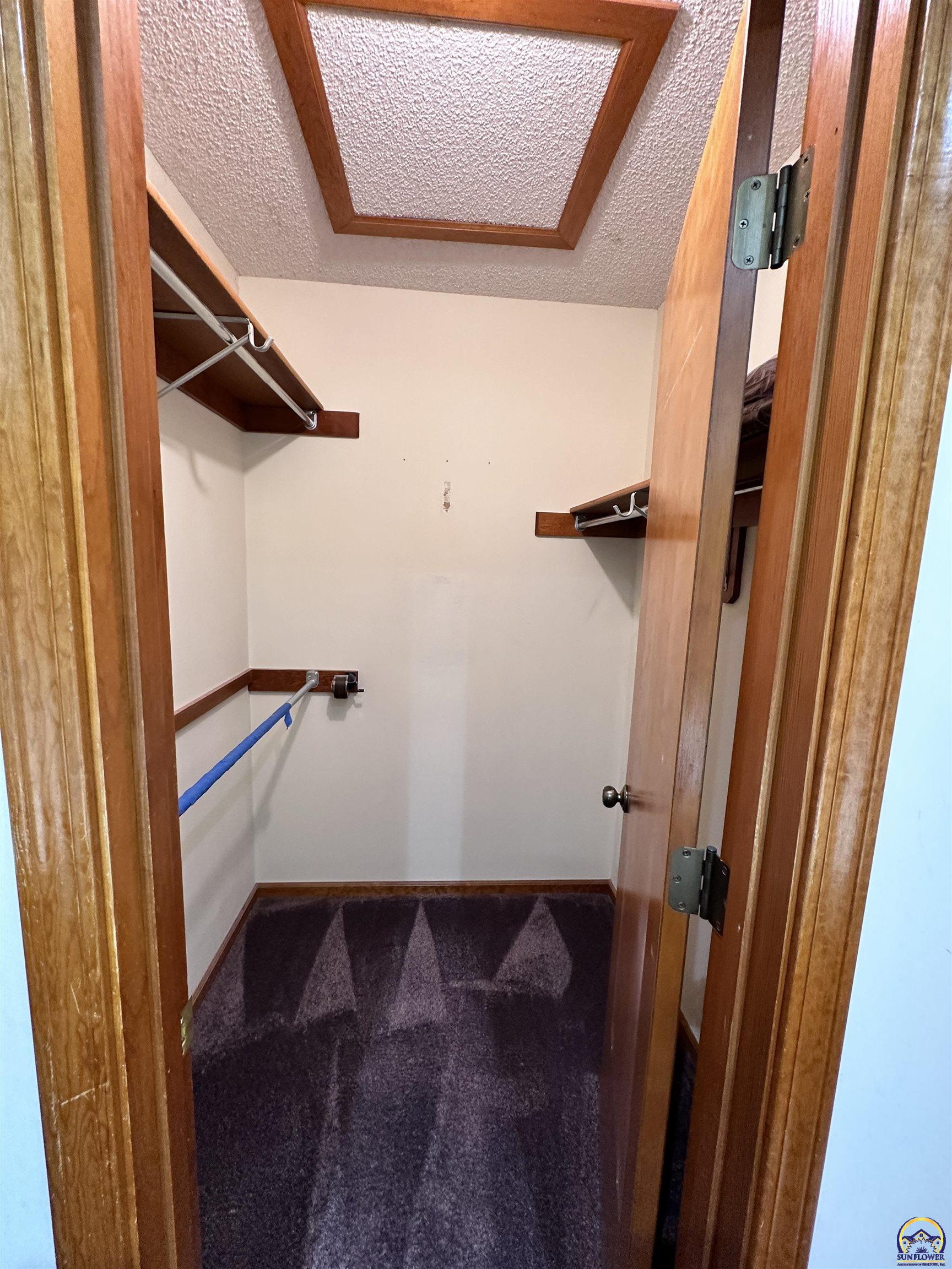 Topeka, Kansas 66614, United States, 3 Bedrooms Bedrooms, ,3 BathroomsBathrooms,Residential,Pending,46795