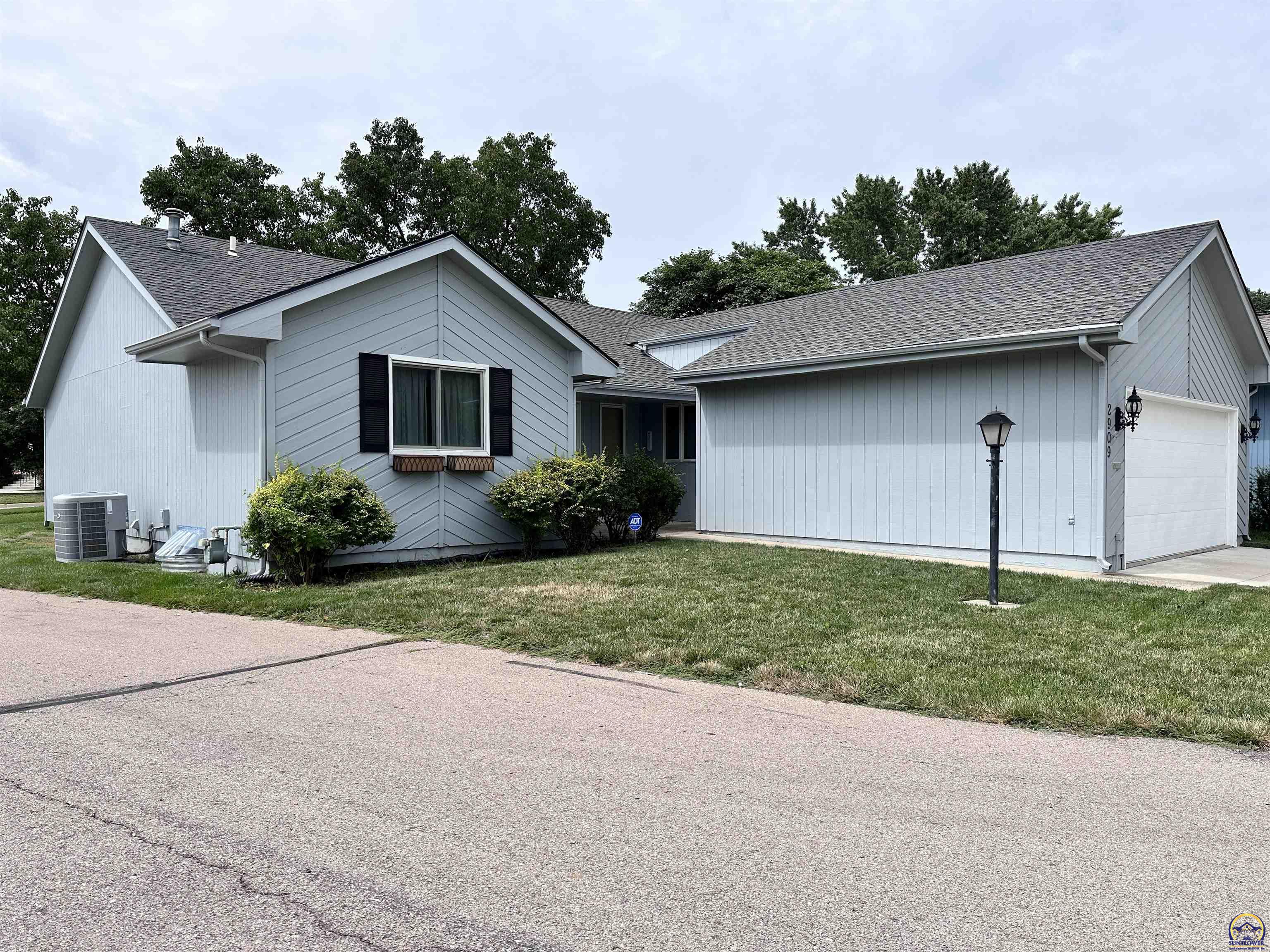 Topeka, Kansas 66614, United States, 3 Bedrooms Bedrooms, ,3 BathroomsBathrooms,Residential,Pending,46795