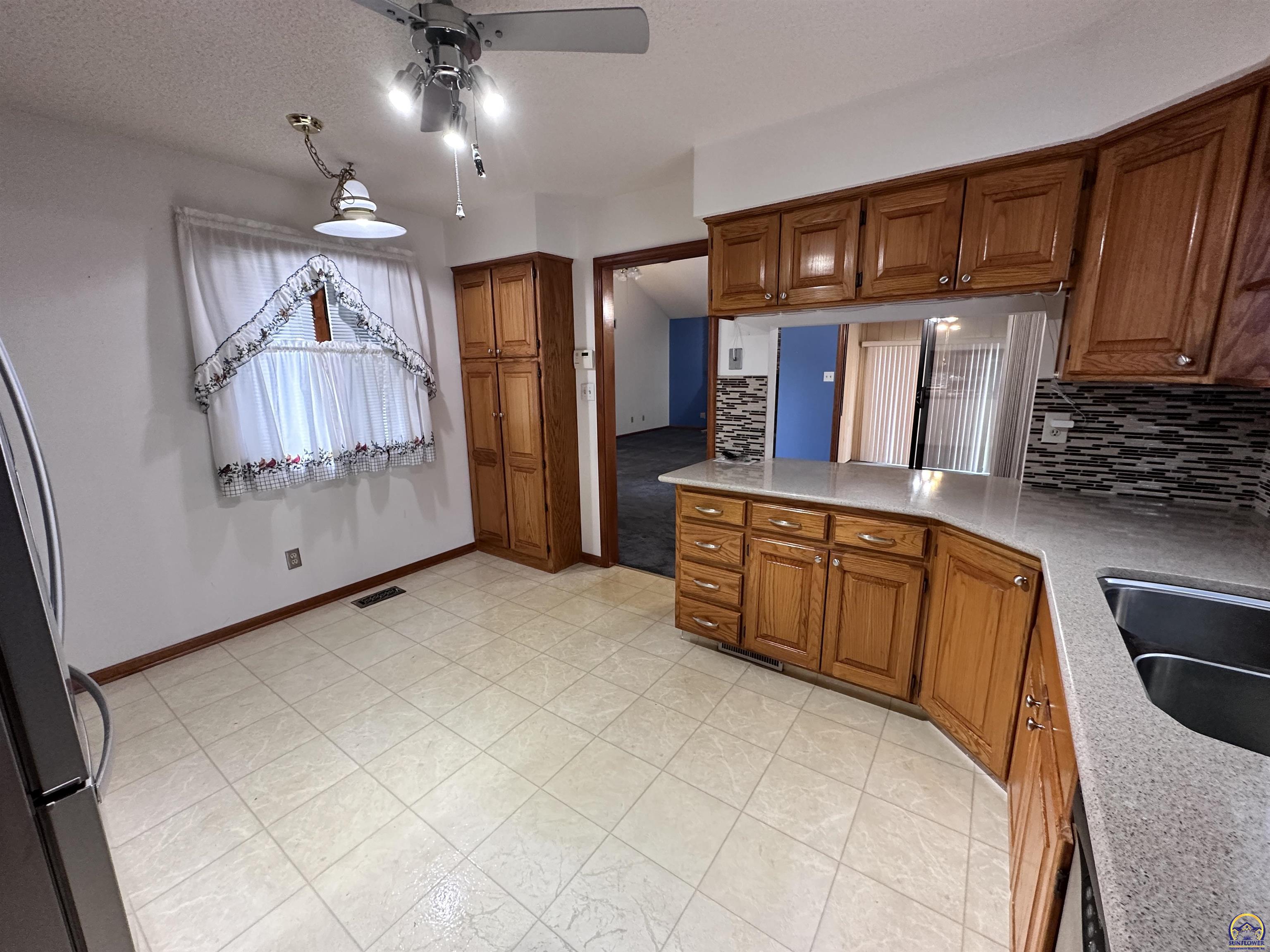 Topeka, Kansas 66614, United States, 3 Bedrooms Bedrooms, ,3 BathroomsBathrooms,Residential,Pending,46795