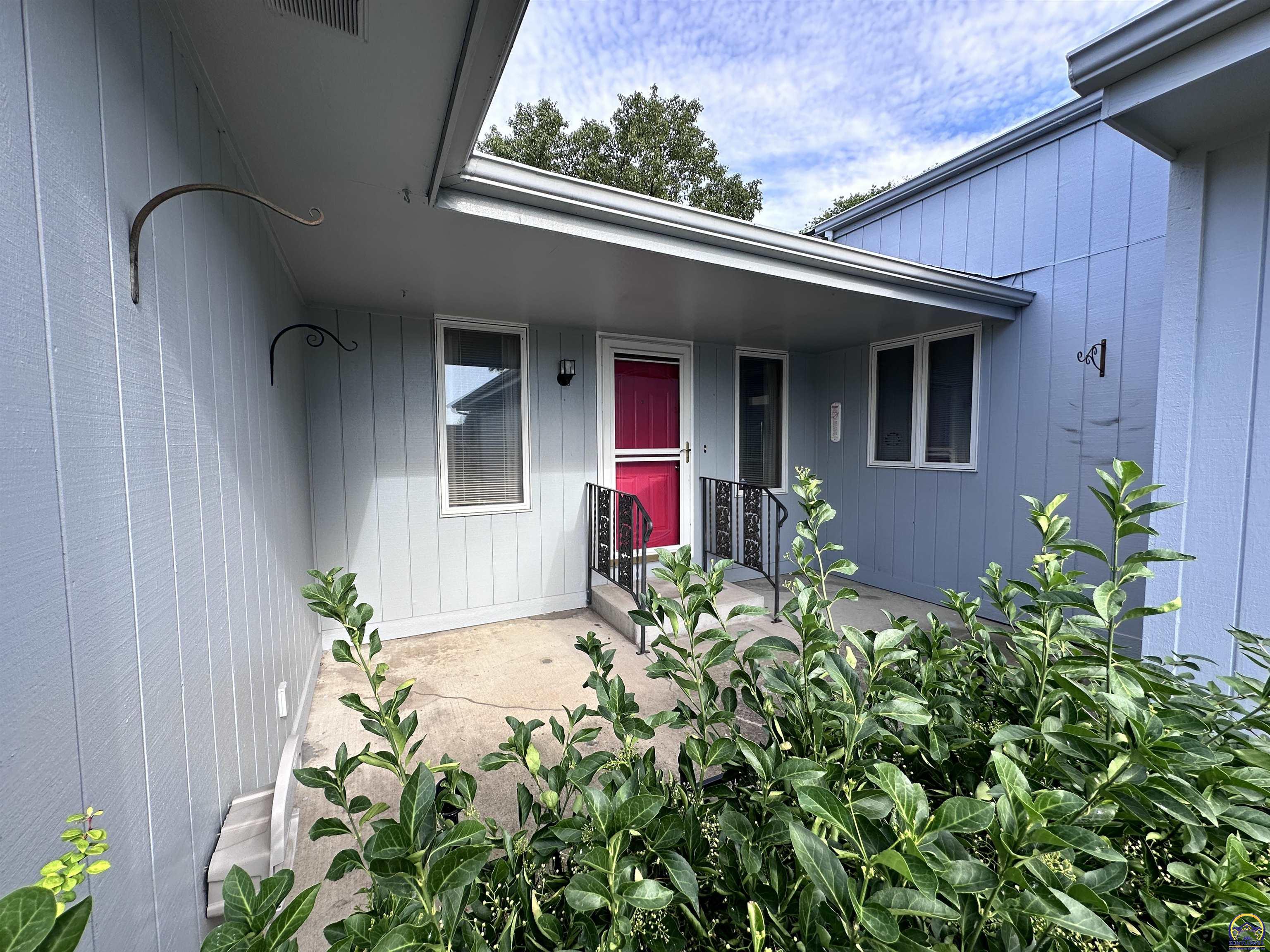 Topeka, Kansas 66614, United States, 3 Bedrooms Bedrooms, ,3 BathroomsBathrooms,Residential,Pending,46795