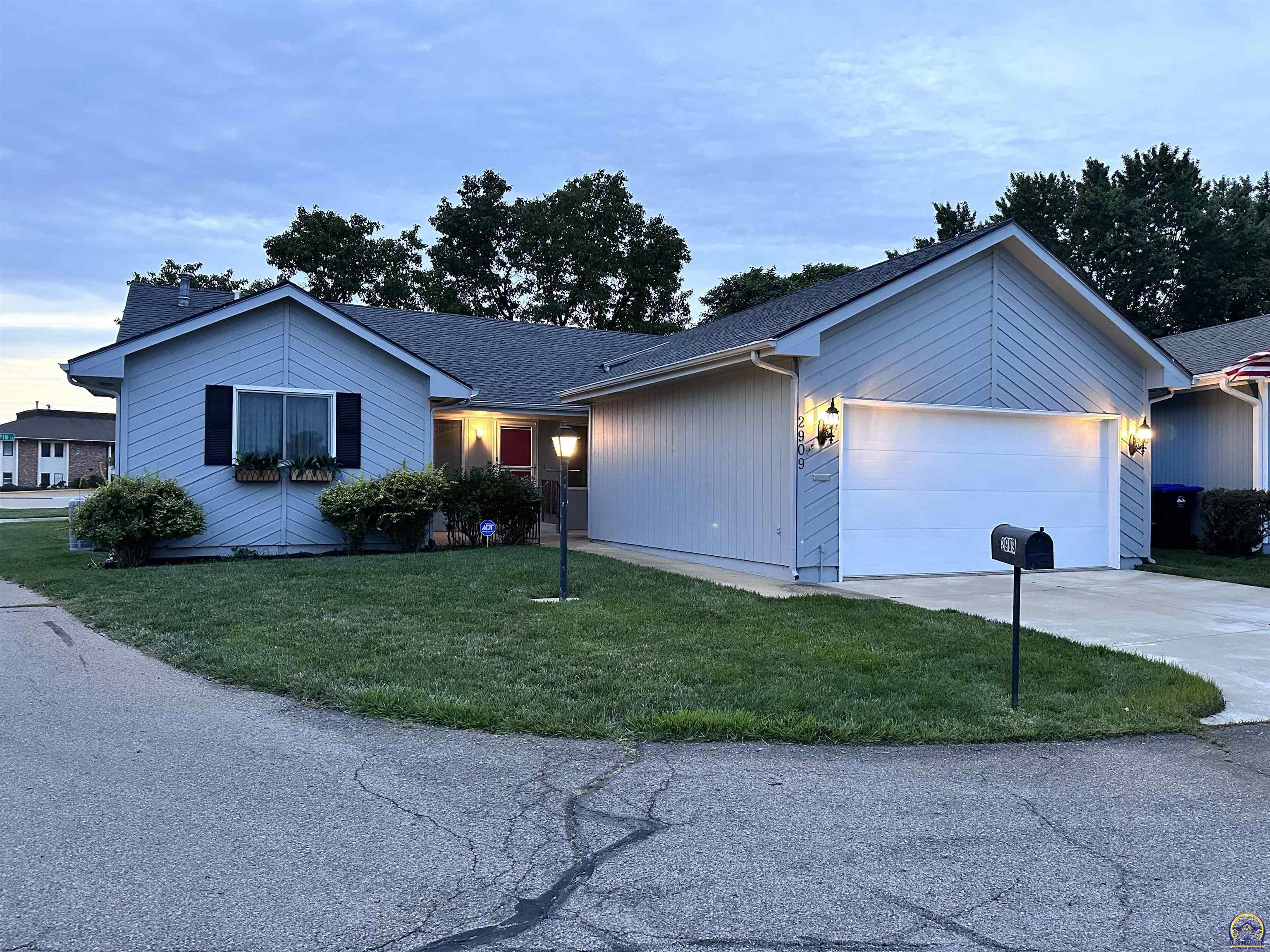 Topeka, Kansas 66614, United States, 3 Bedrooms Bedrooms, ,3 BathroomsBathrooms,Residential,Pending,46795