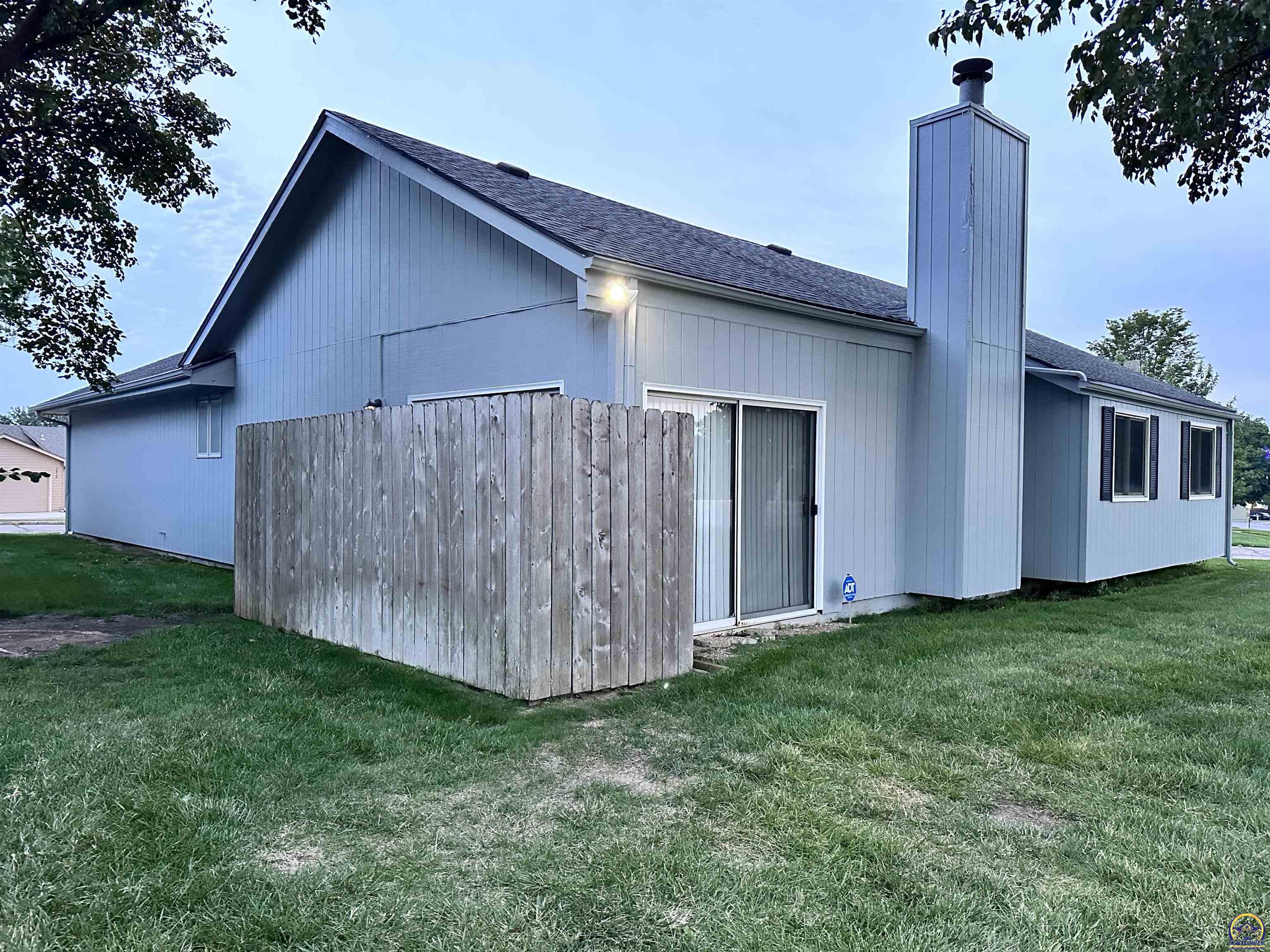 Topeka, Kansas 66614, United States, 3 Bedrooms Bedrooms, ,3 BathroomsBathrooms,Residential,Pending,46795