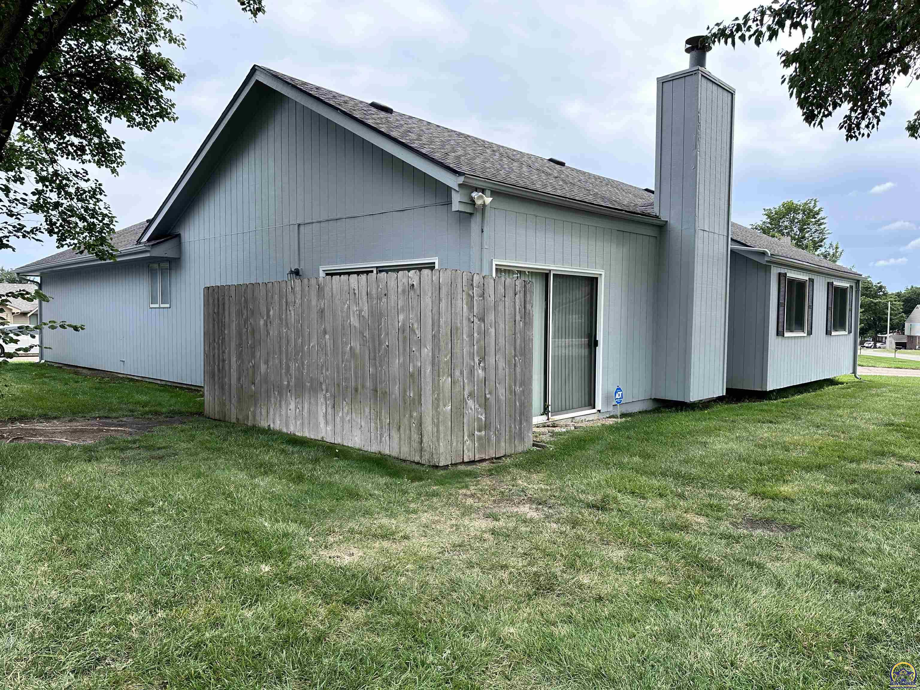 Topeka, Kansas 66614, United States, 3 Bedrooms Bedrooms, ,3 BathroomsBathrooms,Residential,Pending,46795