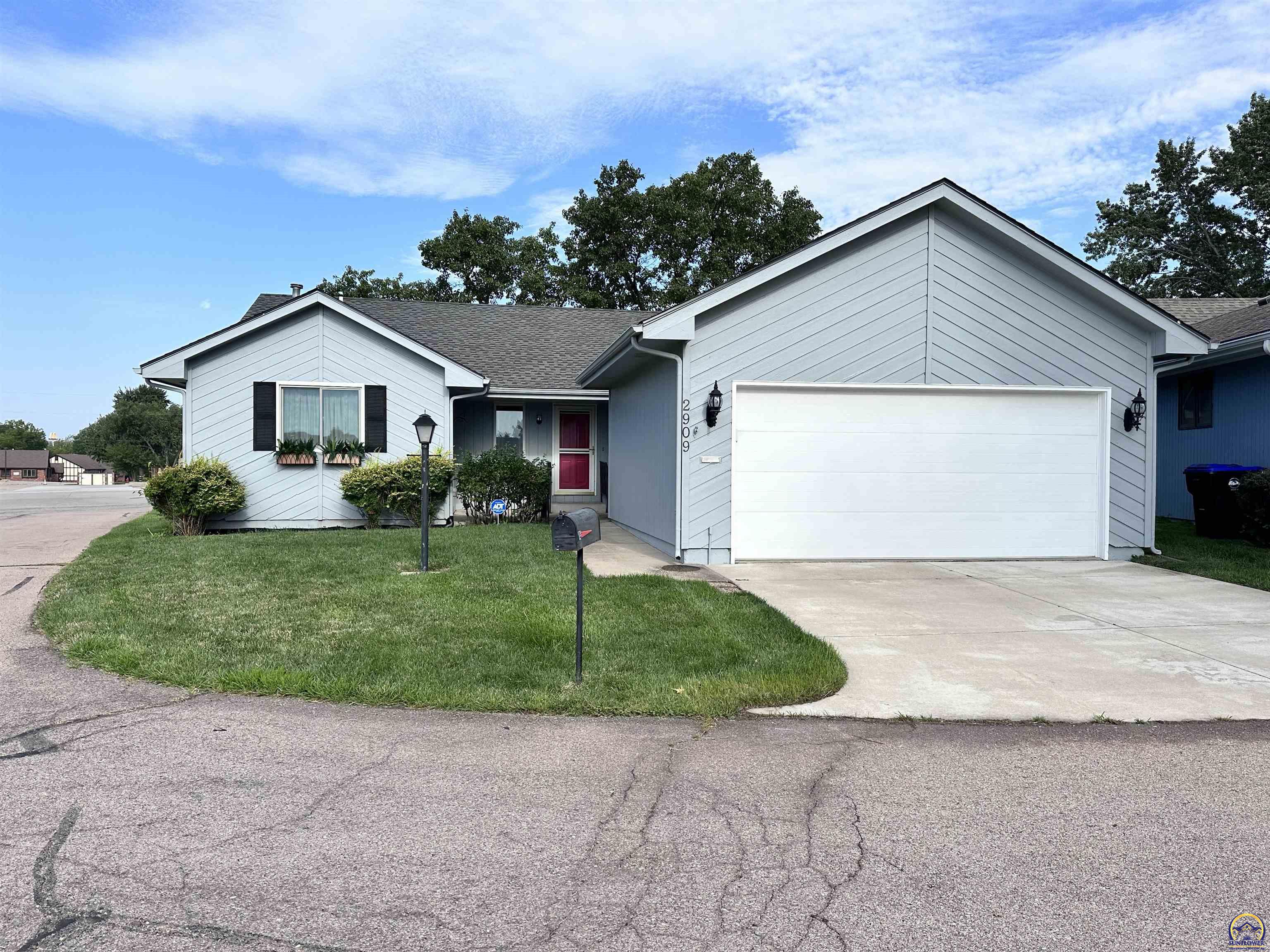 Topeka, Kansas 66614, United States, 3 Bedrooms Bedrooms, ,3 BathroomsBathrooms,Residential,Pending,46795