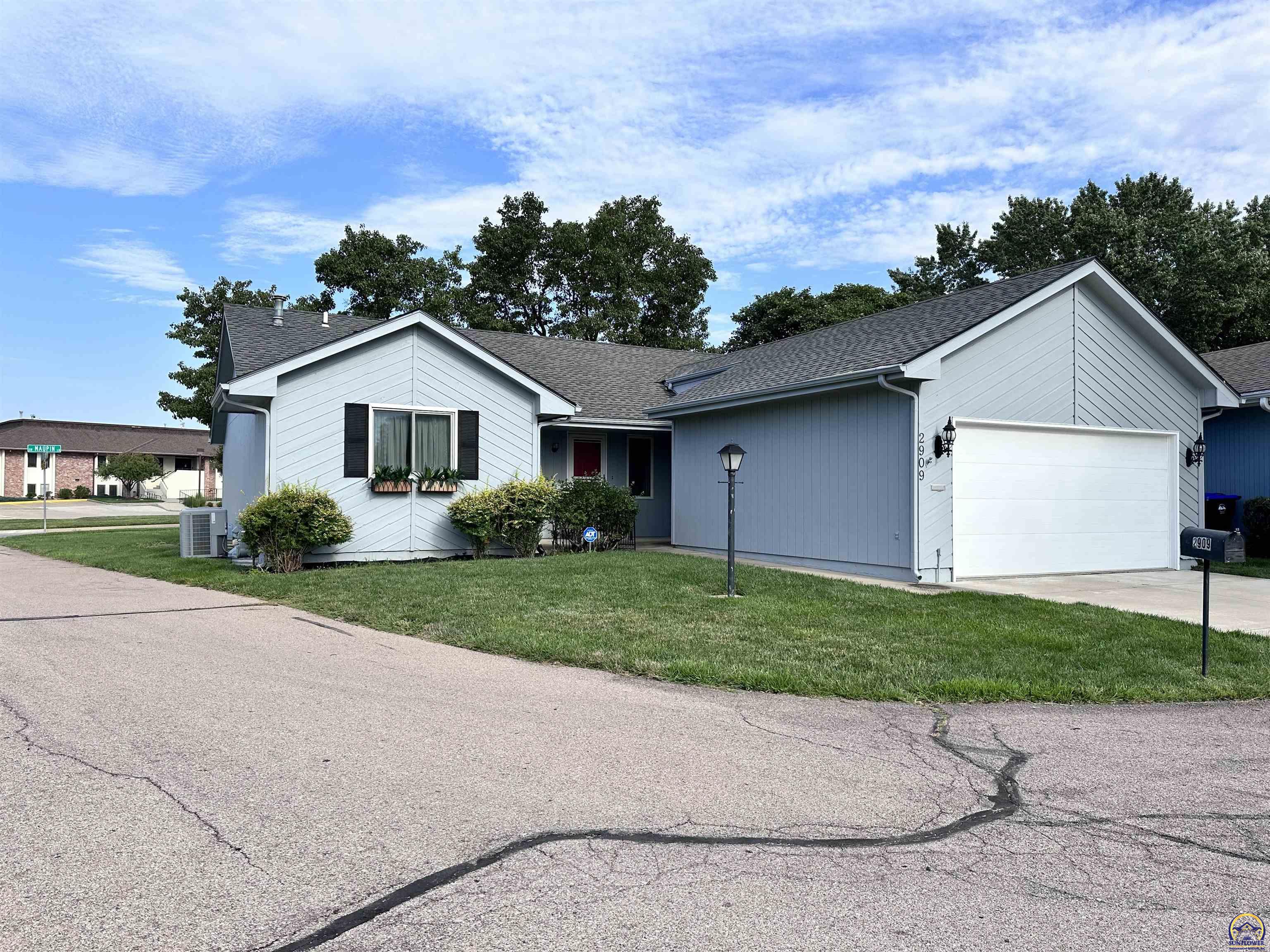 Topeka, Kansas 66614, United States, 3 Bedrooms Bedrooms, ,3 BathroomsBathrooms,Residential,Pending,46795