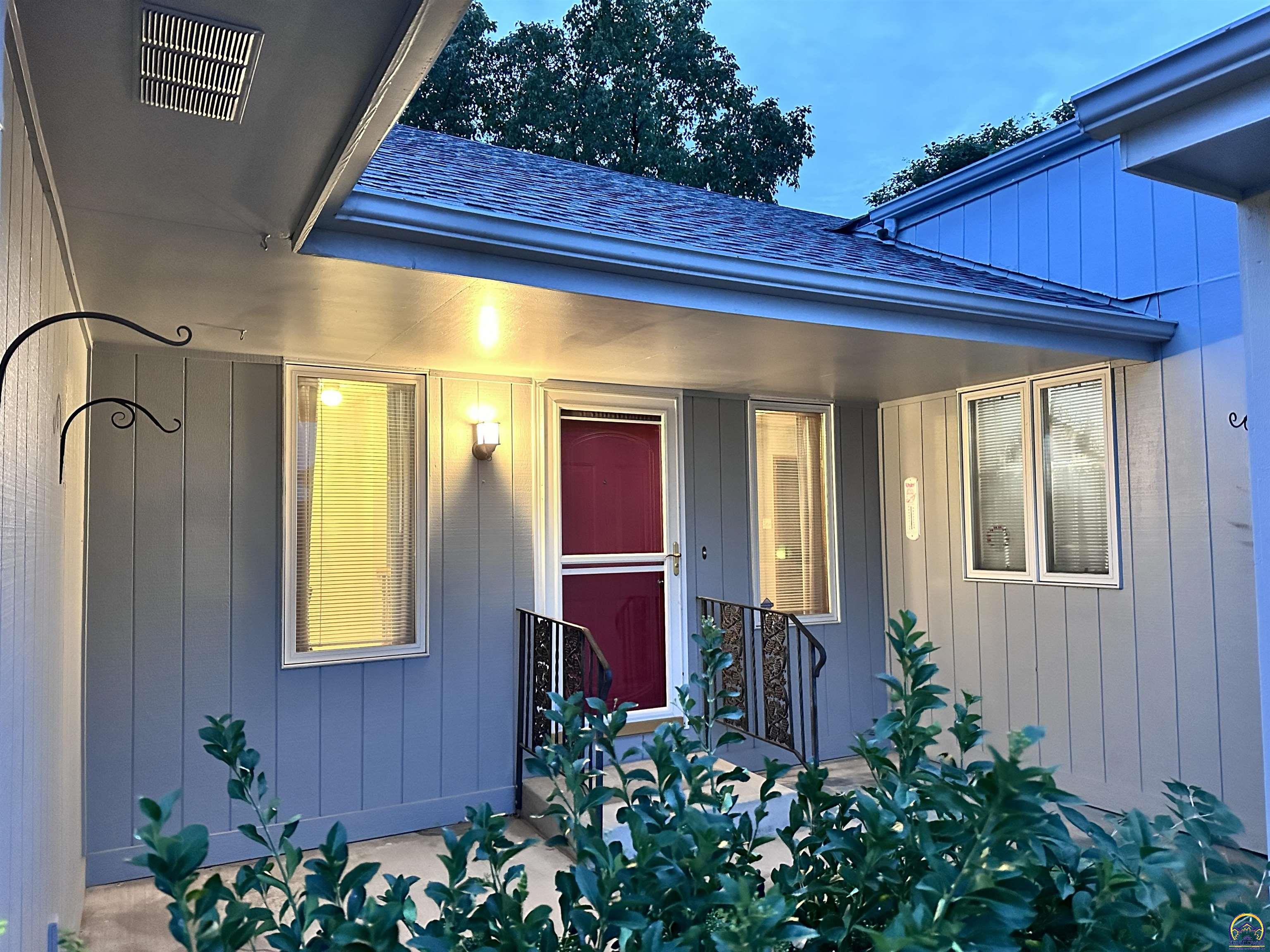 Topeka, Kansas 66614, United States, 3 Bedrooms Bedrooms, ,3 BathroomsBathrooms,Residential,Pending,46795