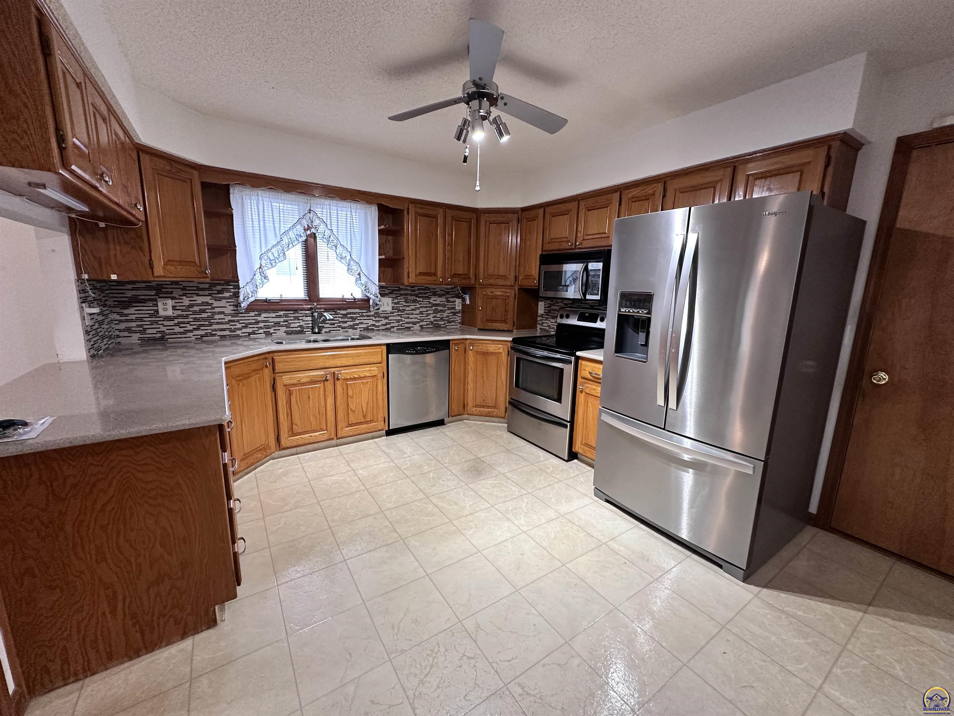 Topeka, Kansas 66614, United States, 3 Bedrooms Bedrooms, ,3 BathroomsBathrooms,Residential,Pending,46795