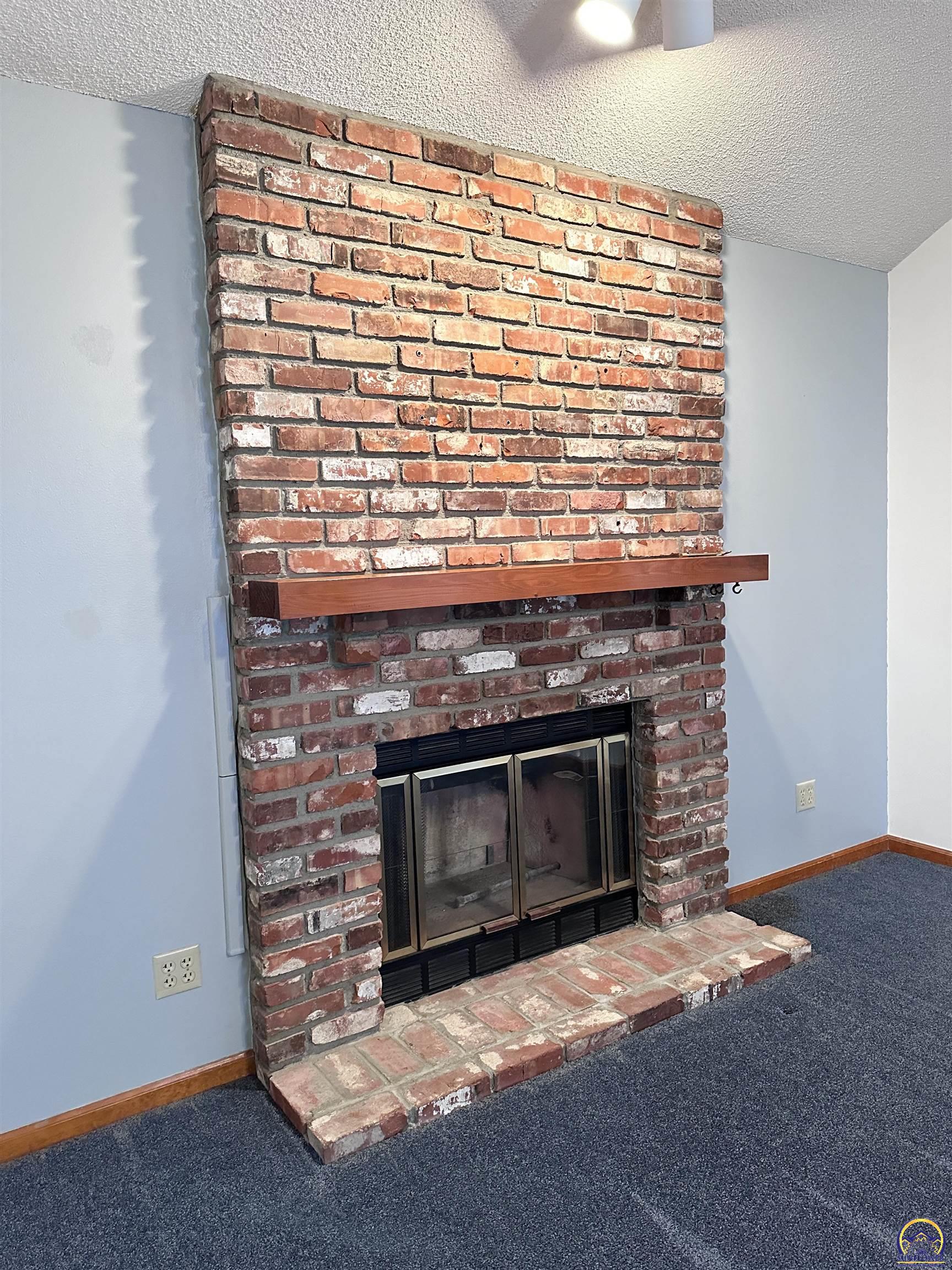 Topeka, Kansas 66614, United States, 3 Bedrooms Bedrooms, ,3 BathroomsBathrooms,Residential,Pending,46795