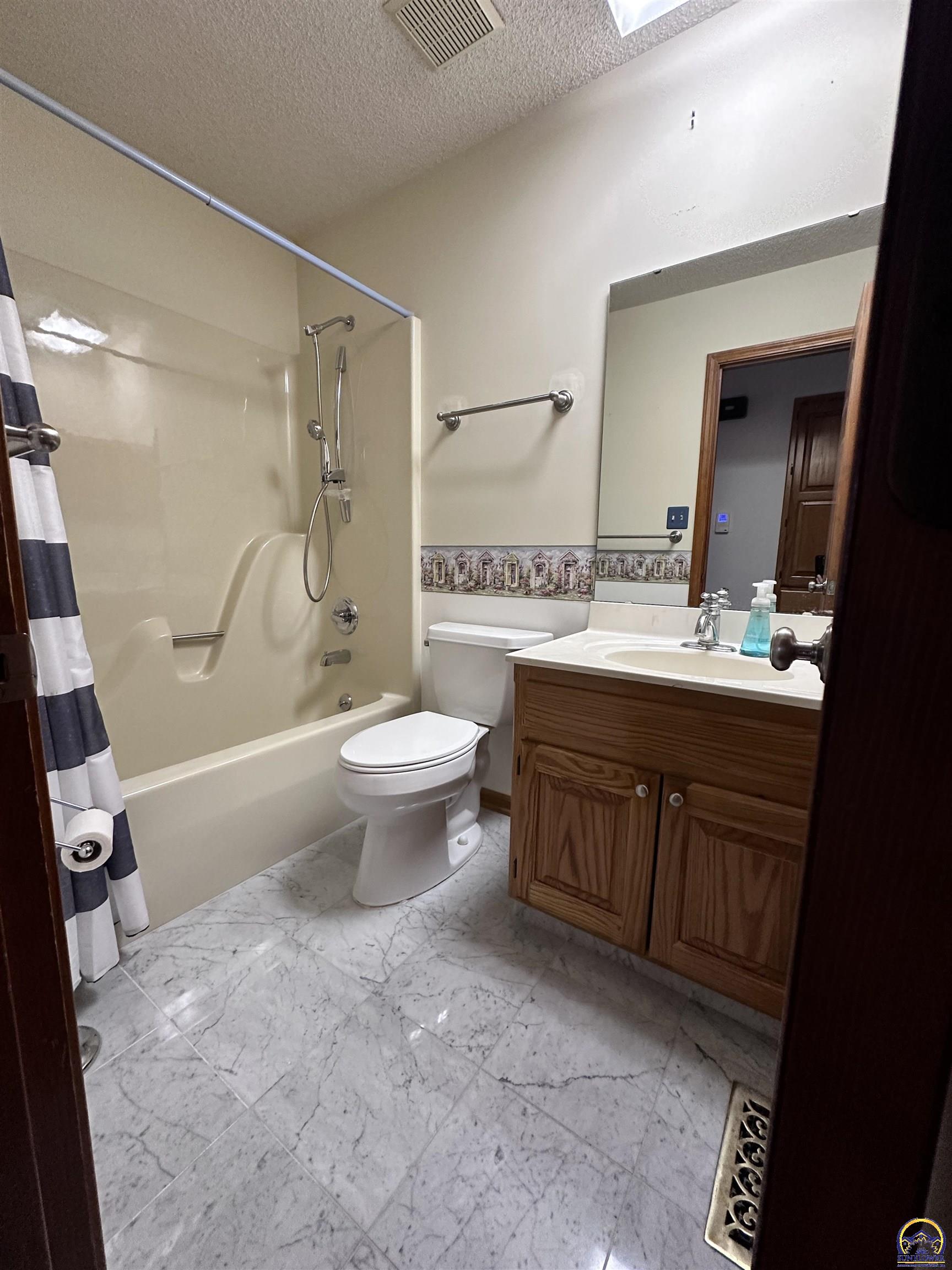 Topeka, Kansas 66614, United States, 3 Bedrooms Bedrooms, ,3 BathroomsBathrooms,Residential,Pending,46795