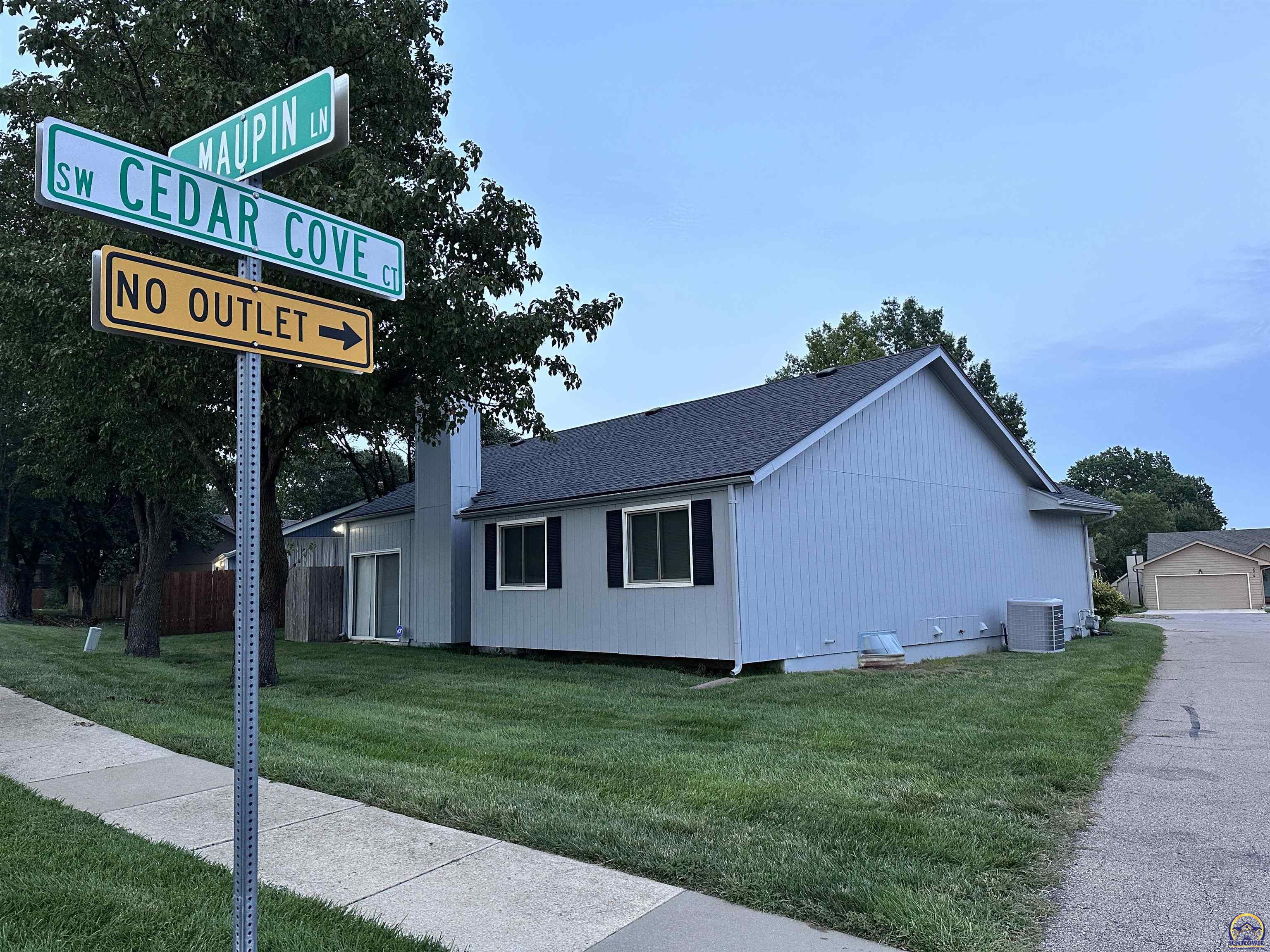 Topeka, Kansas 66614, United States, 3 Bedrooms Bedrooms, ,3 BathroomsBathrooms,Residential,Pending,46795