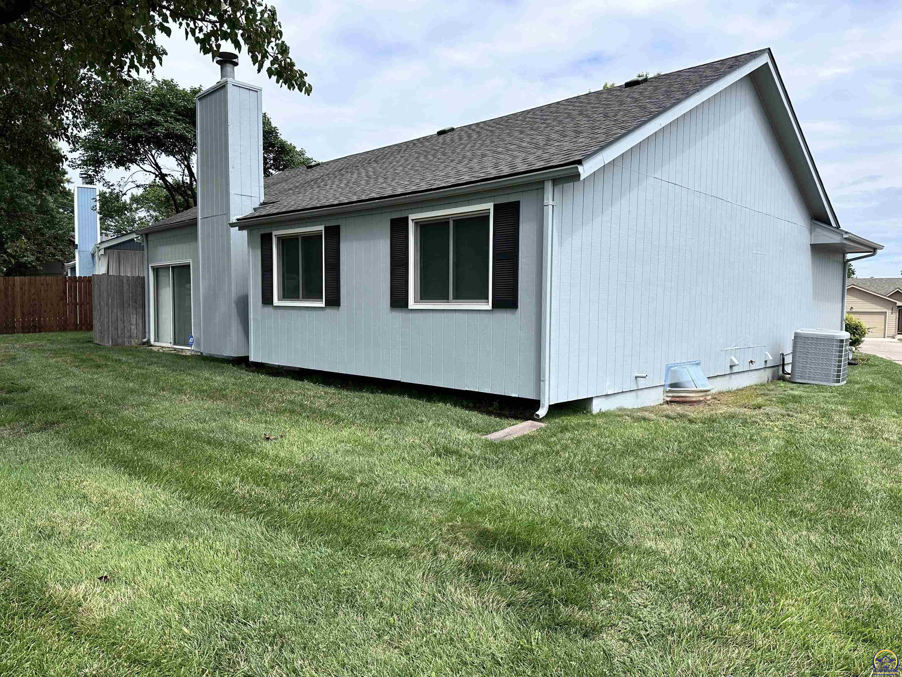 Topeka, Kansas 66614, United States, 3 Bedrooms Bedrooms, ,3 BathroomsBathrooms,Residential,Pending,46795