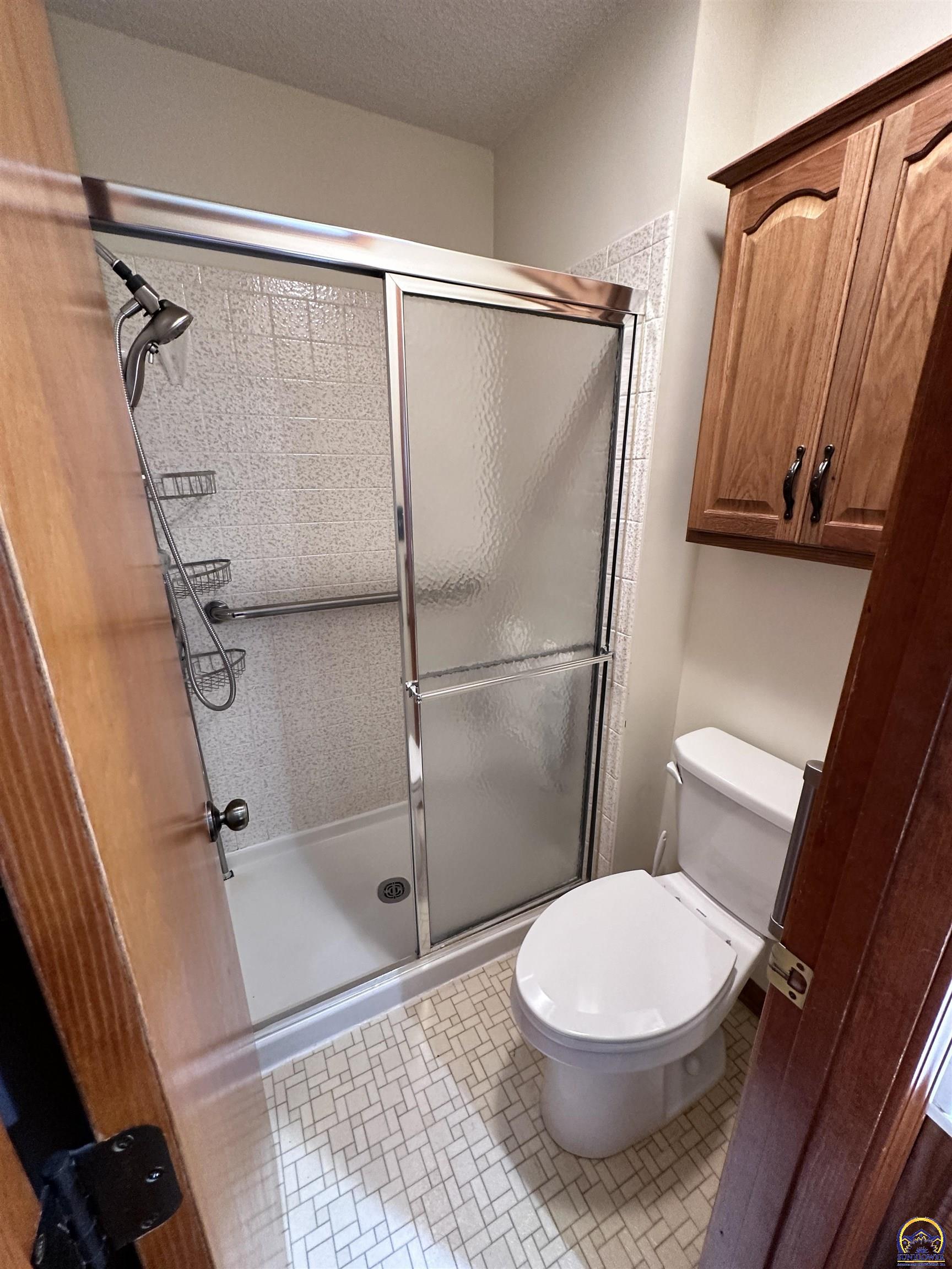 Topeka, Kansas 66614, United States, 3 Bedrooms Bedrooms, ,3 BathroomsBathrooms,Residential,Pending,46795