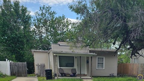 Photo of 922 SW Cambridge Ave, Topeka, KS 66606 (MLS # 244604)