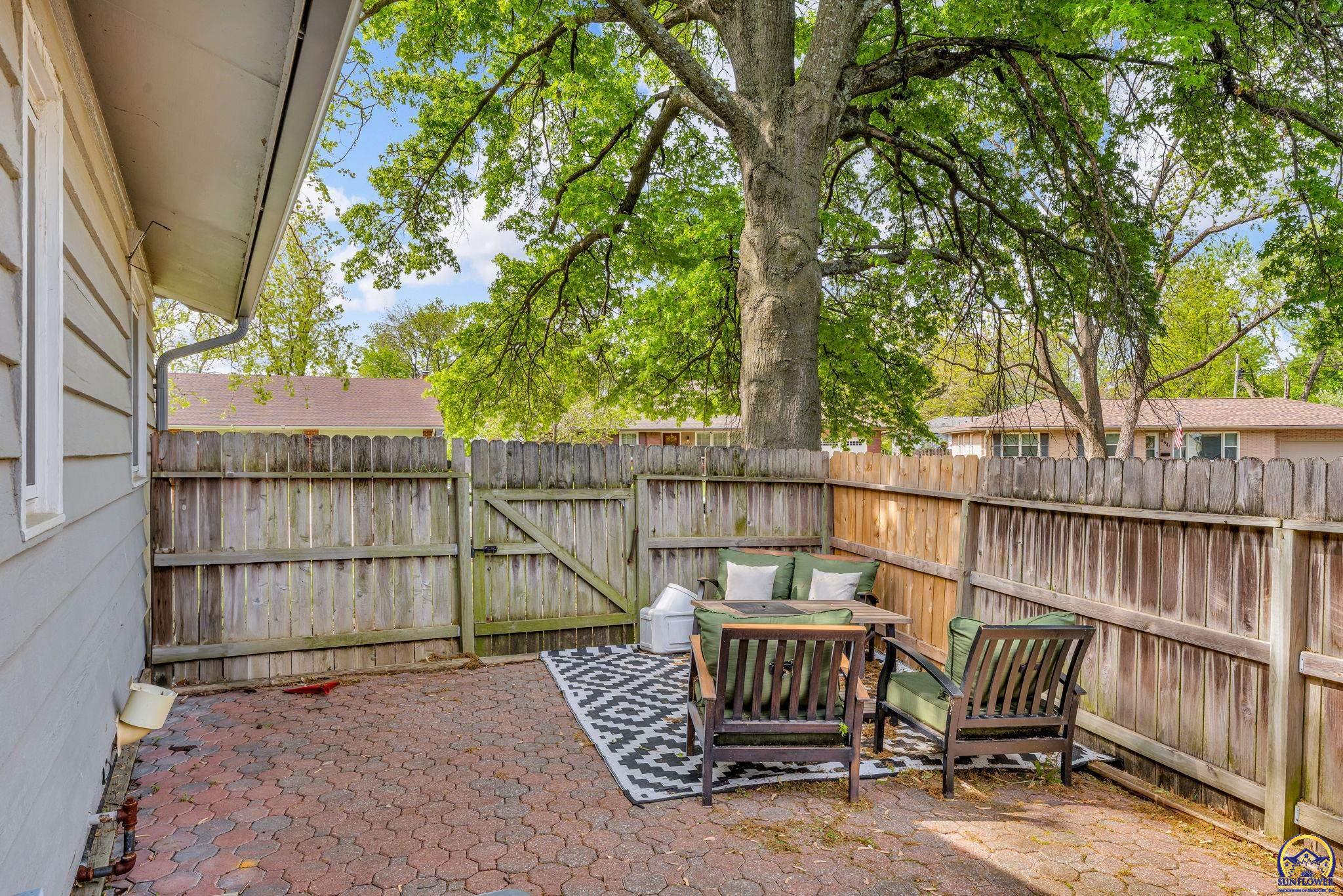 Topeka, Kansas 66604, United States, 4 Bedrooms Bedrooms, ,3 BathroomsBathrooms,Residential,Pending,119601