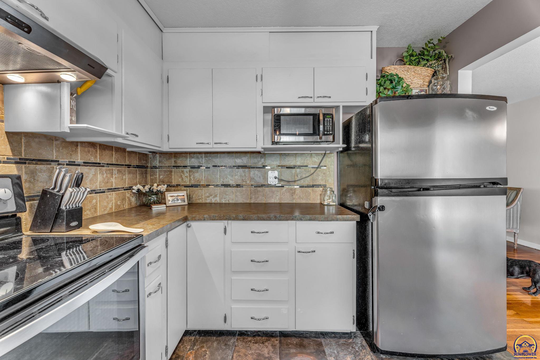 Topeka, Kansas 66604, United States, 4 Bedrooms Bedrooms, ,3 BathroomsBathrooms,Residential,Pending,119601