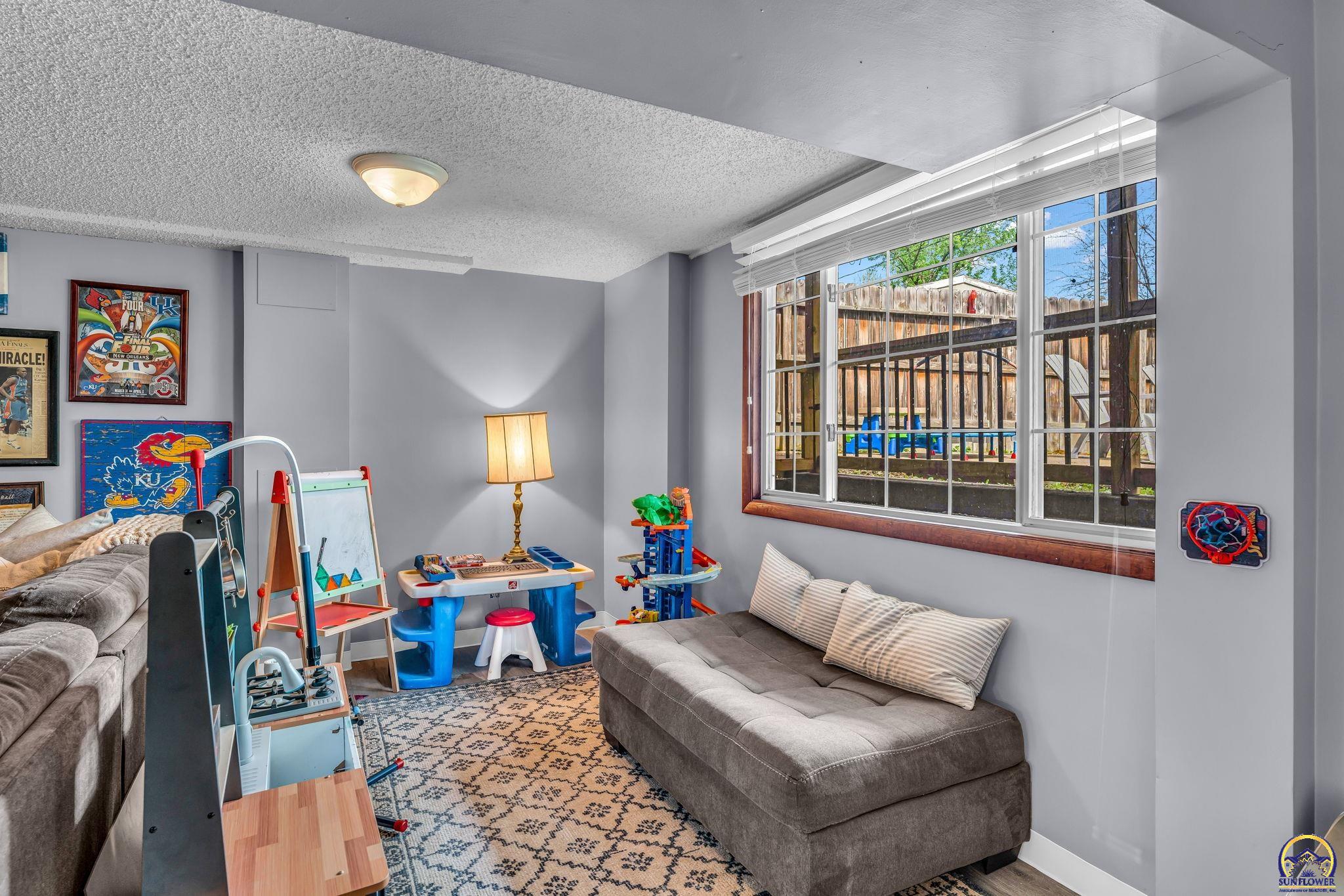 Topeka, Kansas 66604, United States, 4 Bedrooms Bedrooms, ,3 BathroomsBathrooms,Residential,Pending,119601