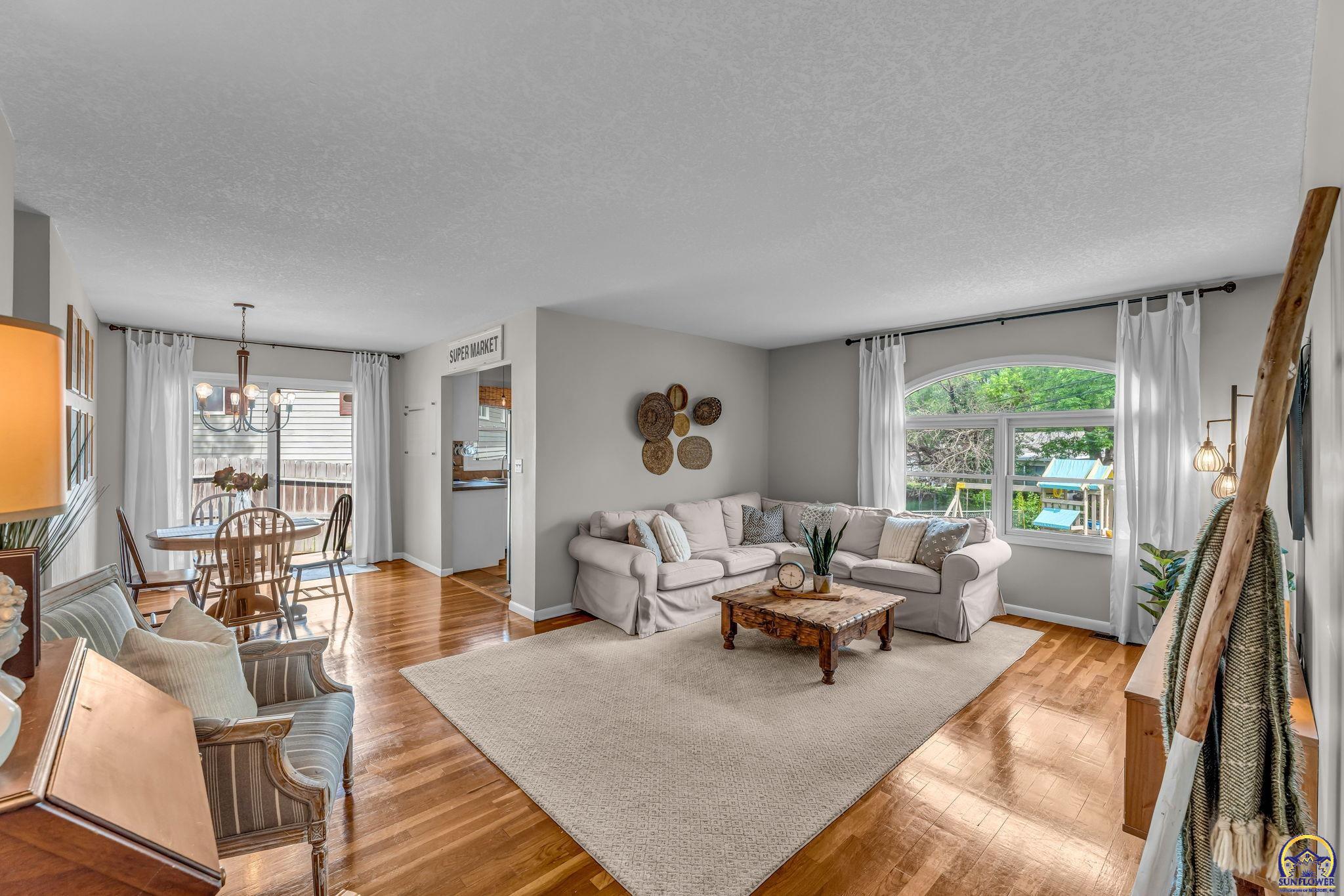 Topeka, Kansas 66604, United States, 4 Bedrooms Bedrooms, ,3 BathroomsBathrooms,Residential,Pending,119601