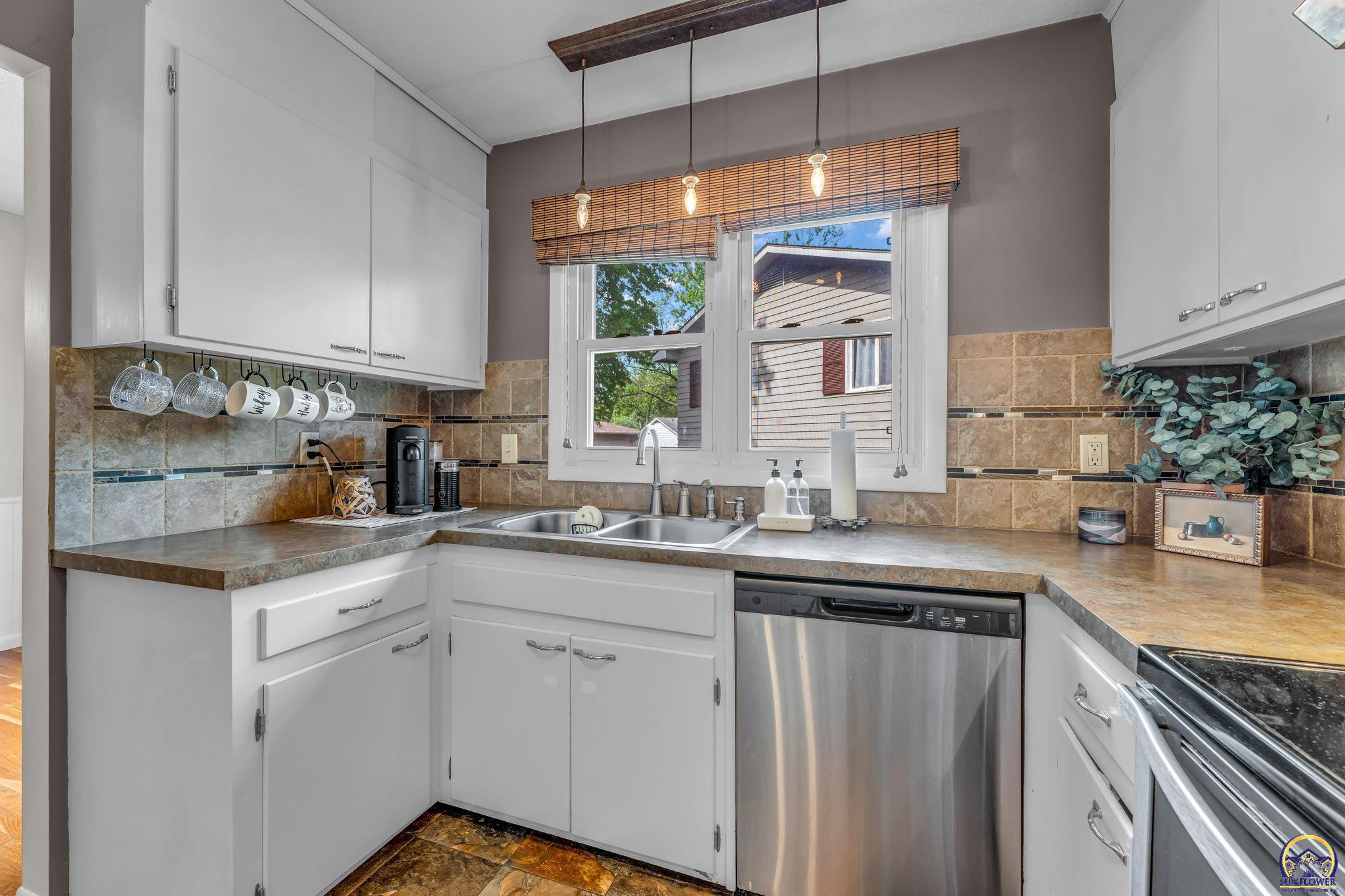 Topeka, Kansas 66604, United States, 4 Bedrooms Bedrooms, ,3 BathroomsBathrooms,Residential,Pending,119601