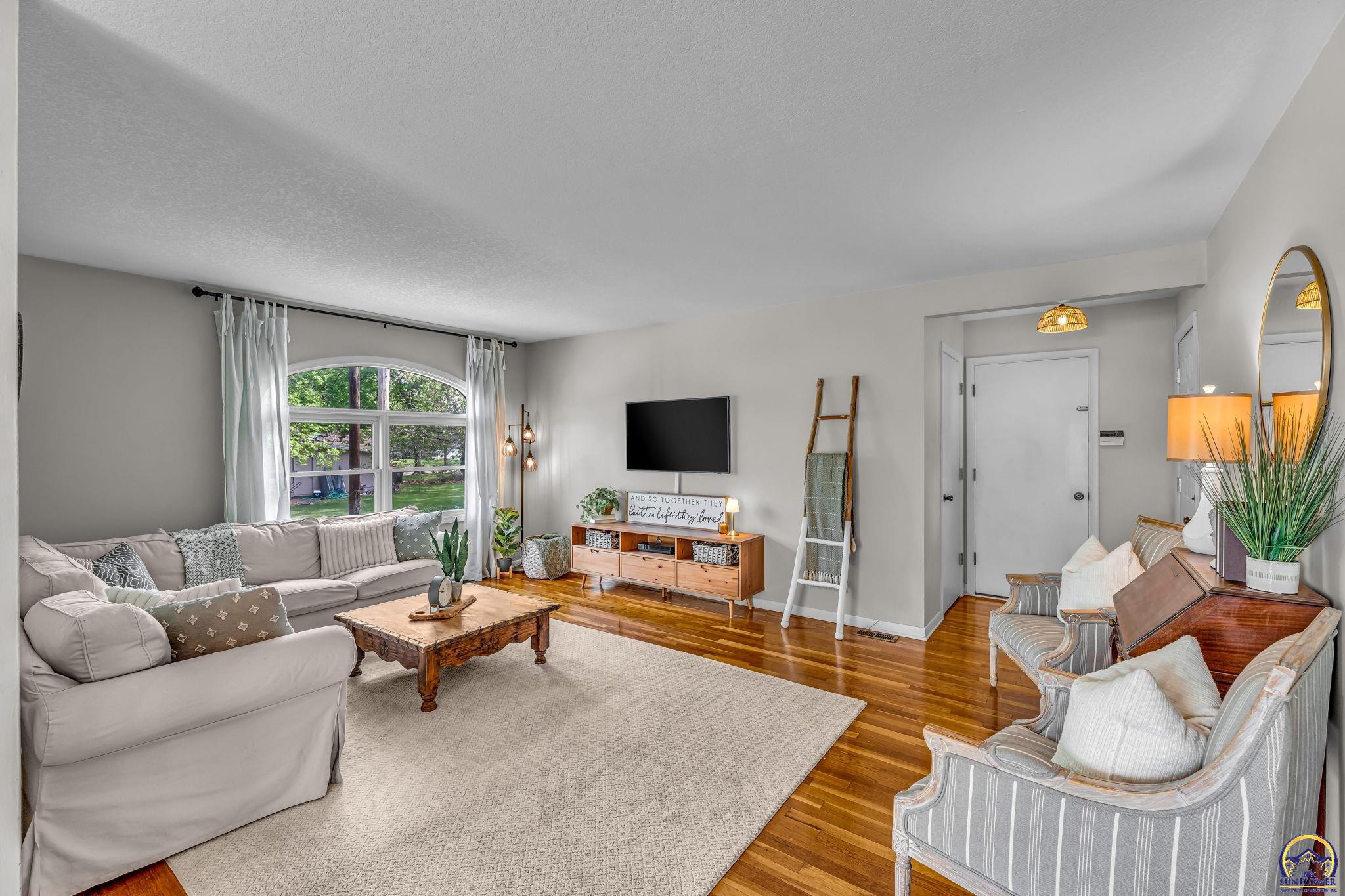 Topeka, Kansas 66604, United States, 4 Bedrooms Bedrooms, ,3 BathroomsBathrooms,Residential,Pending,119601