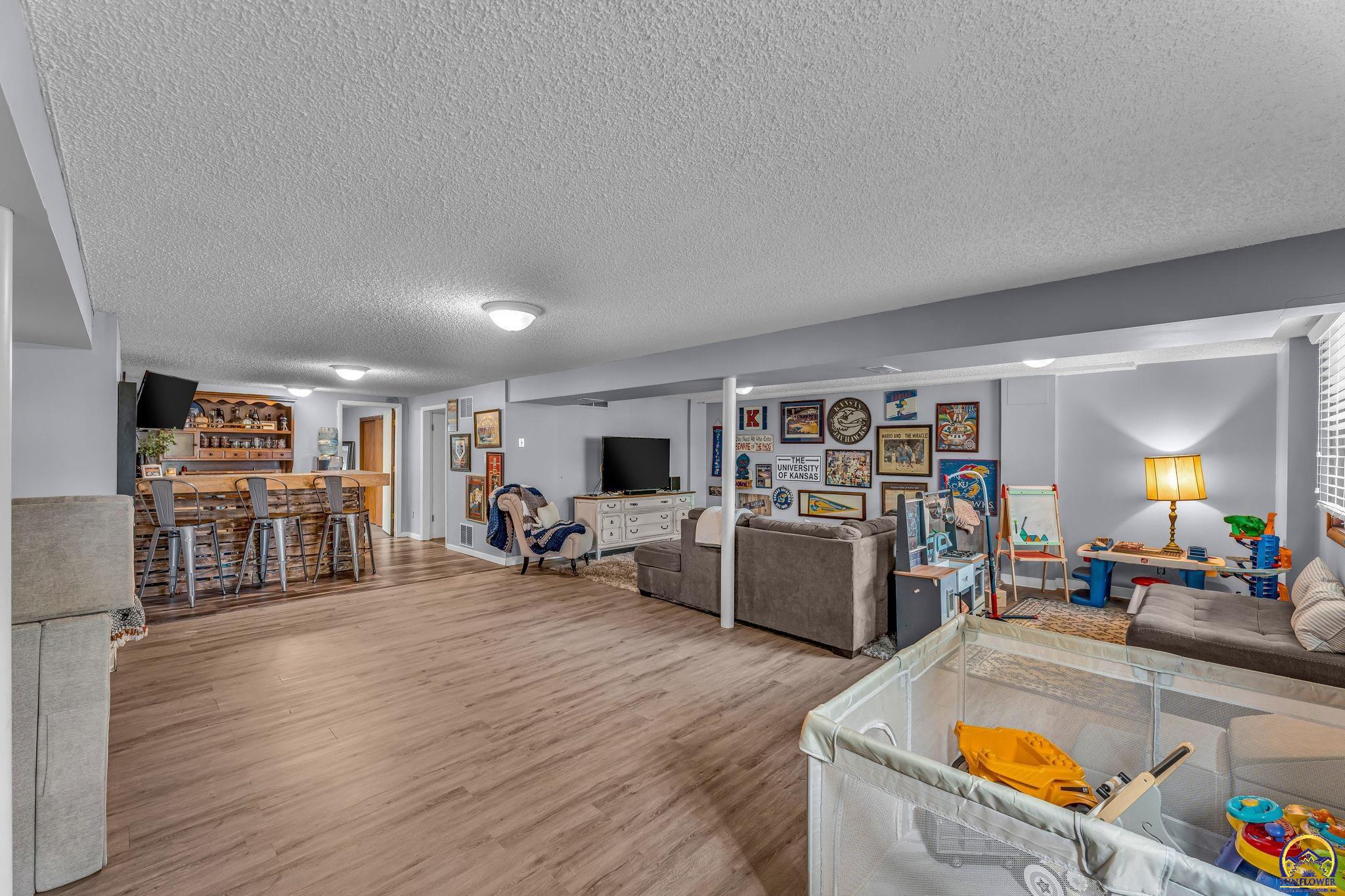 Topeka, Kansas 66604, United States, 4 Bedrooms Bedrooms, ,3 BathroomsBathrooms,Residential,Pending,119601