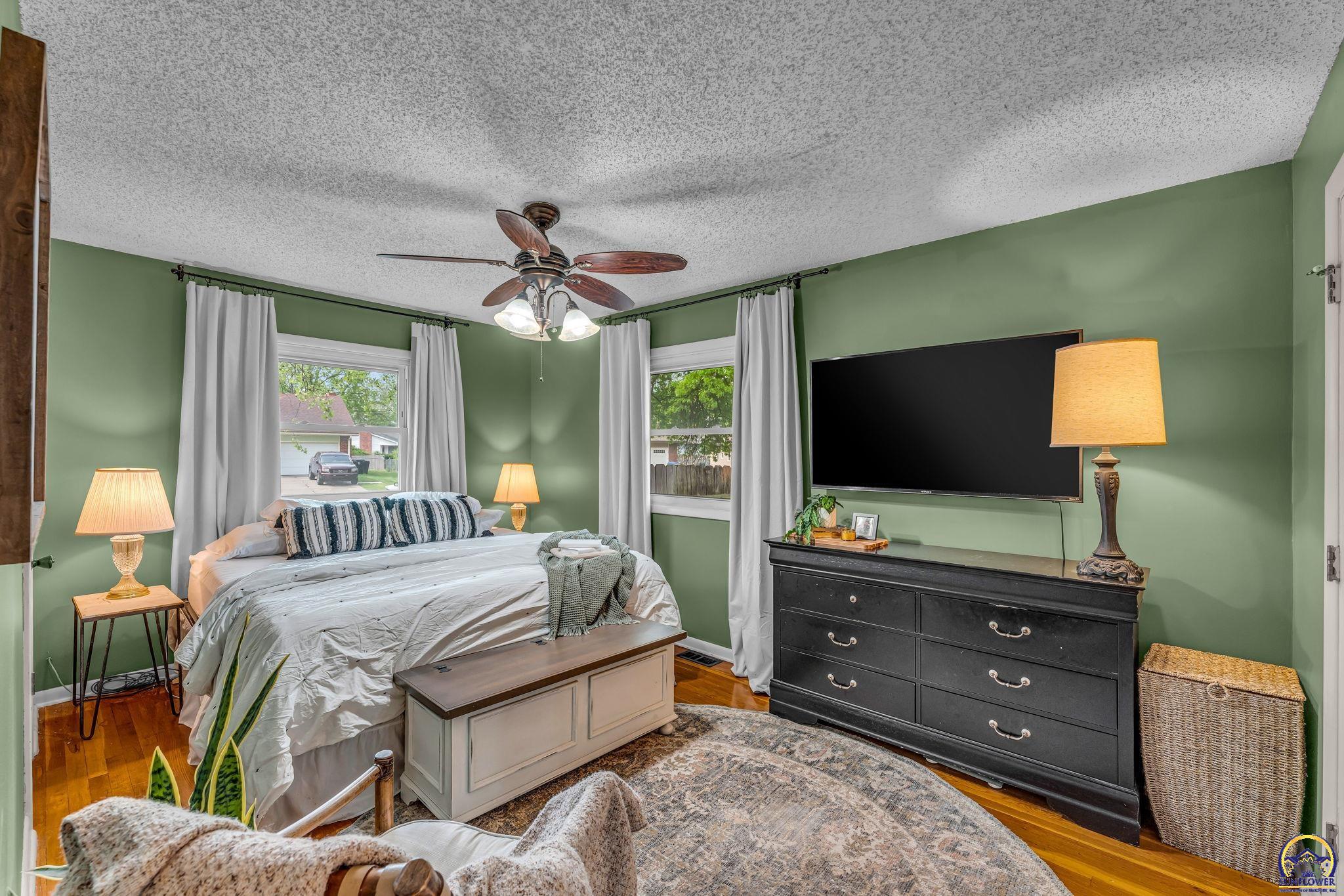 Topeka, Kansas 66604, United States, 4 Bedrooms Bedrooms, ,3 BathroomsBathrooms,Residential,Pending,119601