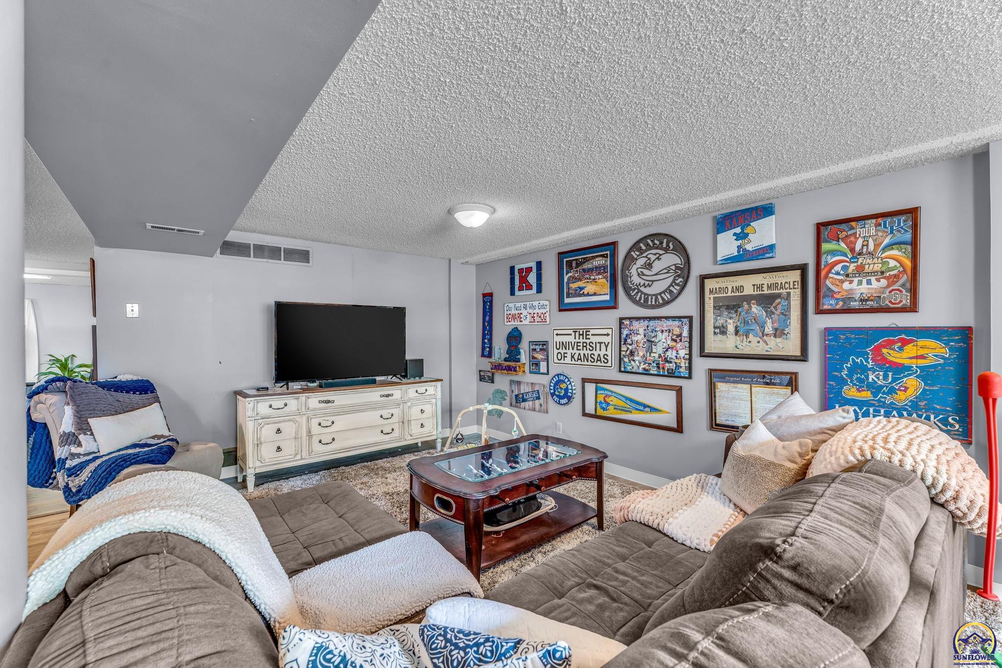 Topeka, Kansas 66604, United States, 4 Bedrooms Bedrooms, ,3 BathroomsBathrooms,Residential,Pending,119601