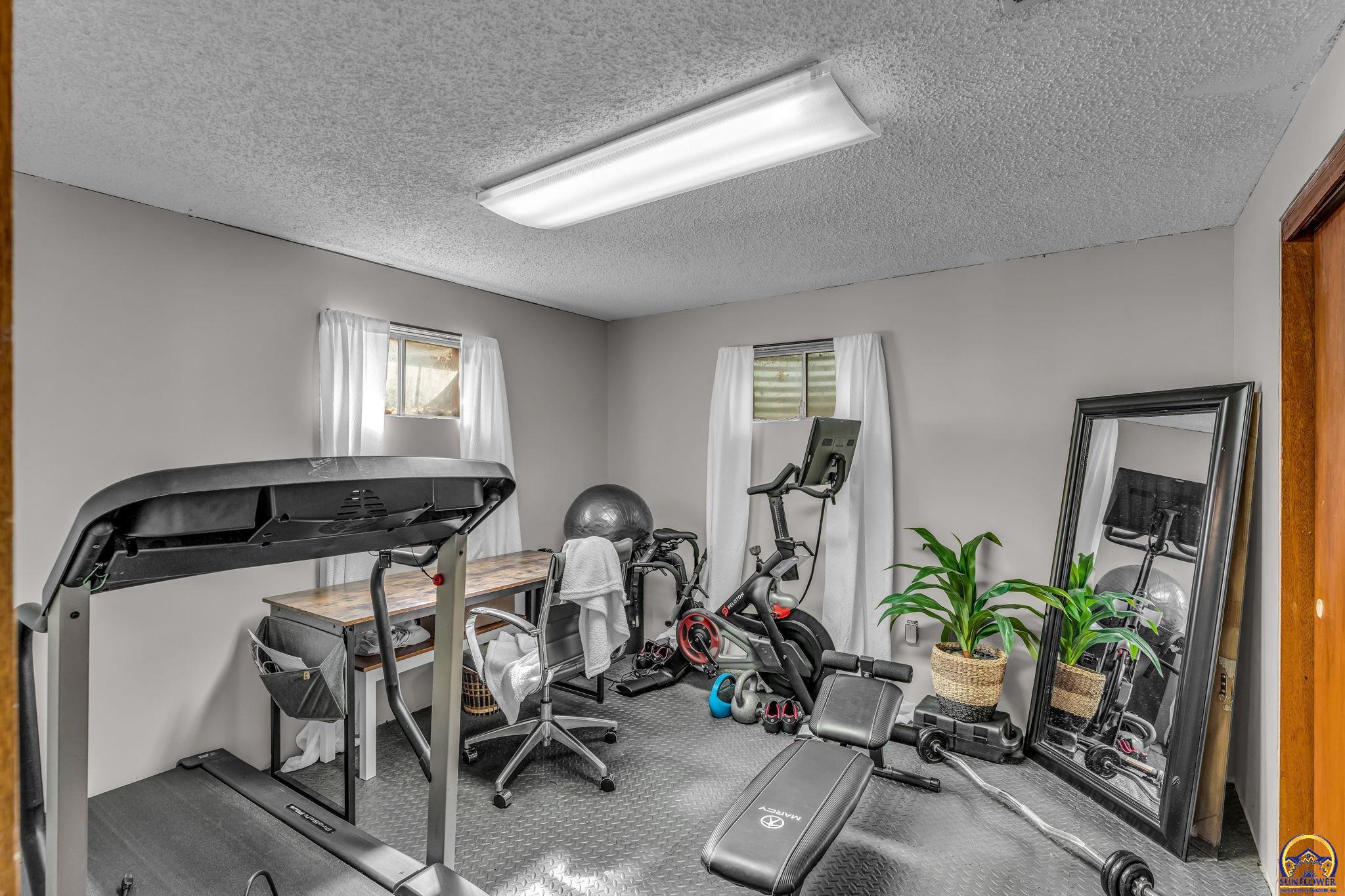 Topeka, Kansas 66604, United States, 4 Bedrooms Bedrooms, ,3 BathroomsBathrooms,Residential,Pending,119601