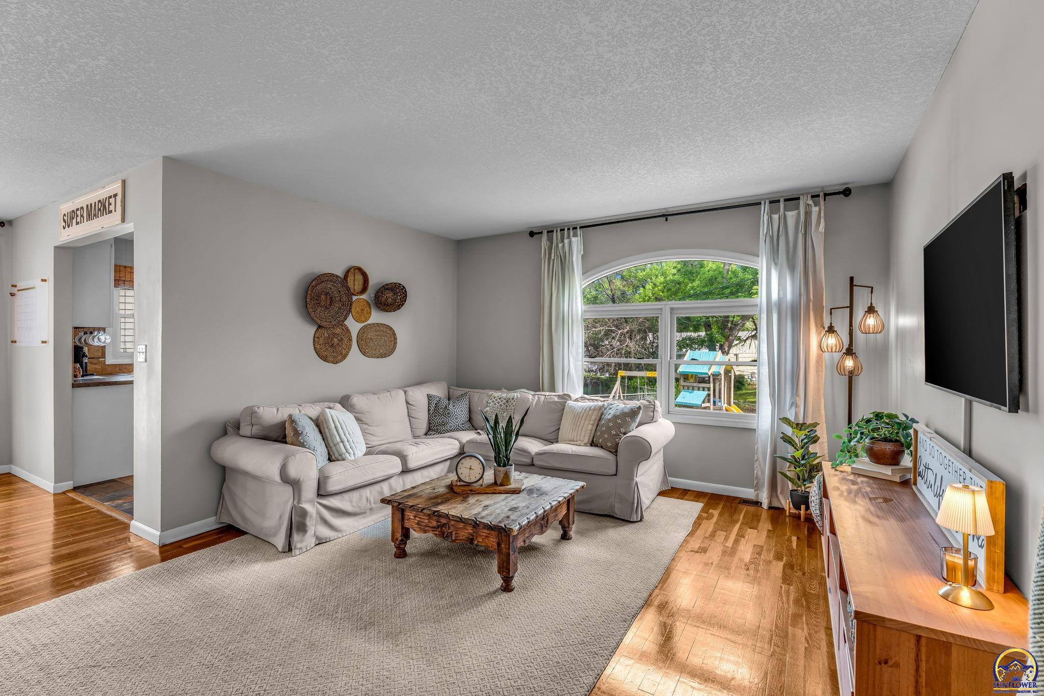 Topeka, Kansas 66604, United States, 4 Bedrooms Bedrooms, ,3 BathroomsBathrooms,Residential,Pending,119601