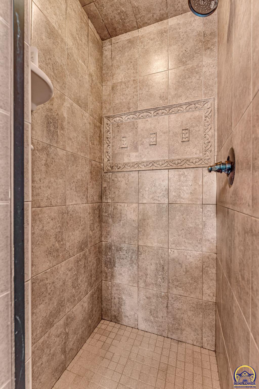 Topeka, Kansas 66604, United States, 4 Bedrooms Bedrooms, ,3 BathroomsBathrooms,Residential,Pending,119601