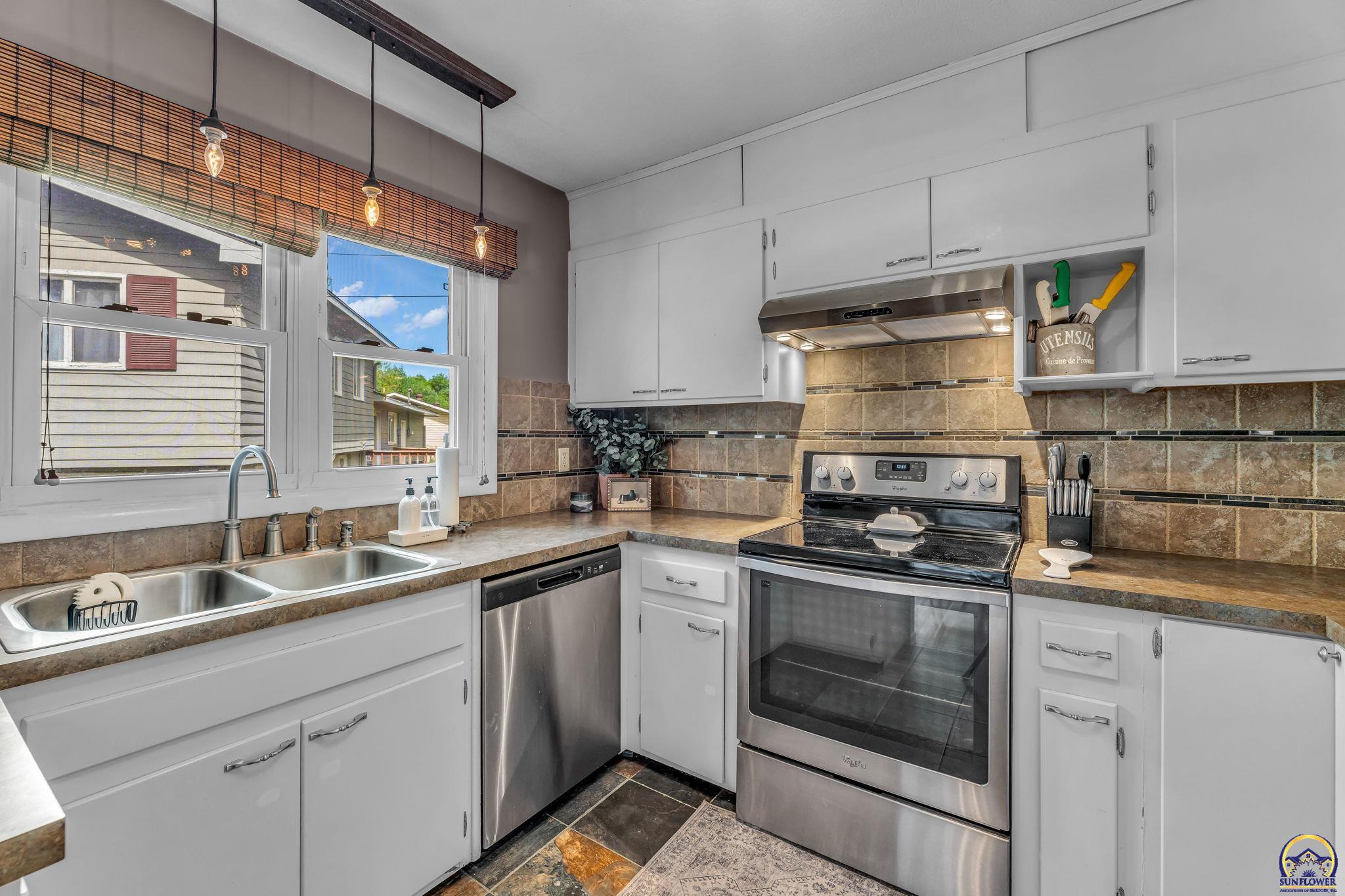 Topeka, Kansas 66604, United States, 4 Bedrooms Bedrooms, ,3 BathroomsBathrooms,Residential,Pending,119601