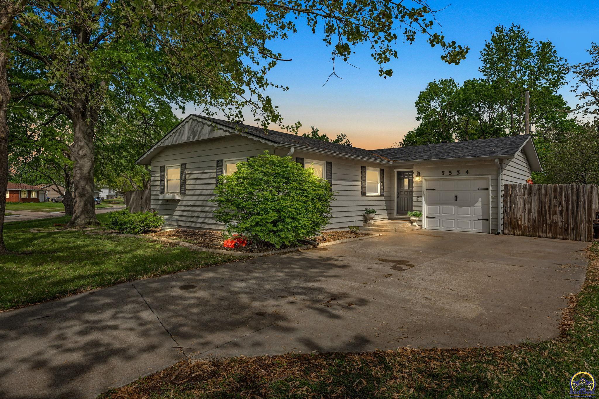 Topeka, Kansas 66604, United States, 4 Bedrooms Bedrooms, ,3 BathroomsBathrooms,Residential,Pending,119601