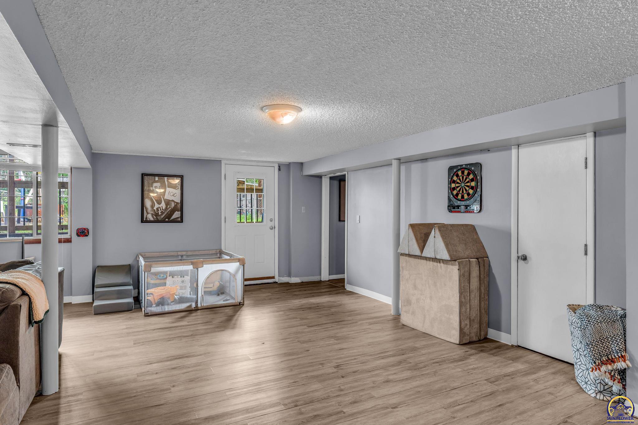 Topeka, Kansas 66604, United States, 4 Bedrooms Bedrooms, ,3 BathroomsBathrooms,Residential,Pending,119601