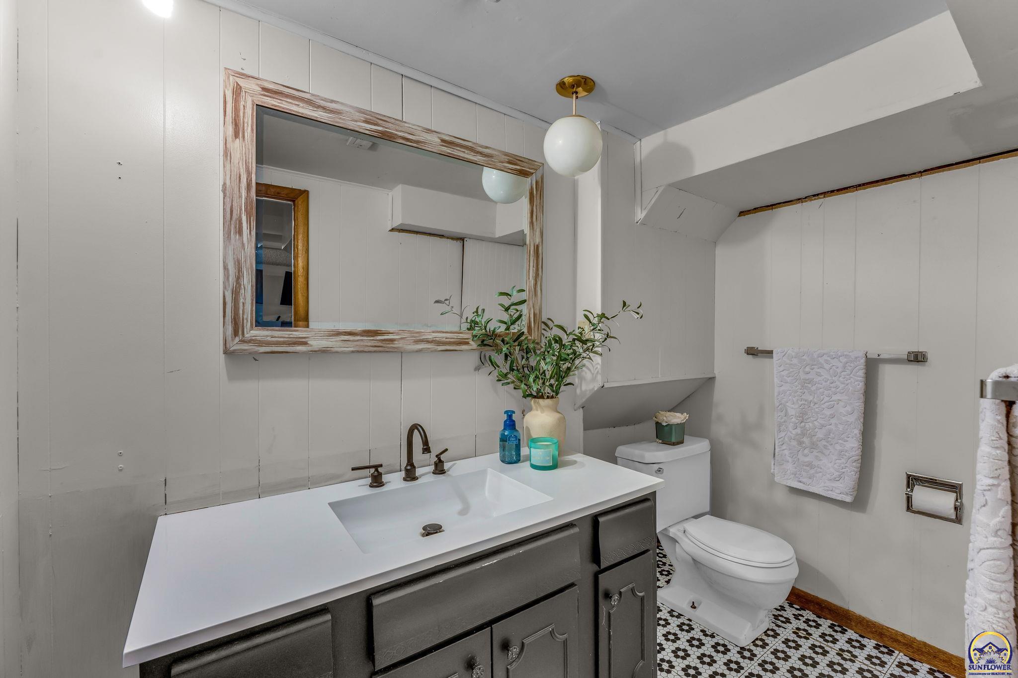 Topeka, Kansas 66604, United States, 4 Bedrooms Bedrooms, ,3 BathroomsBathrooms,Residential,Pending,119601