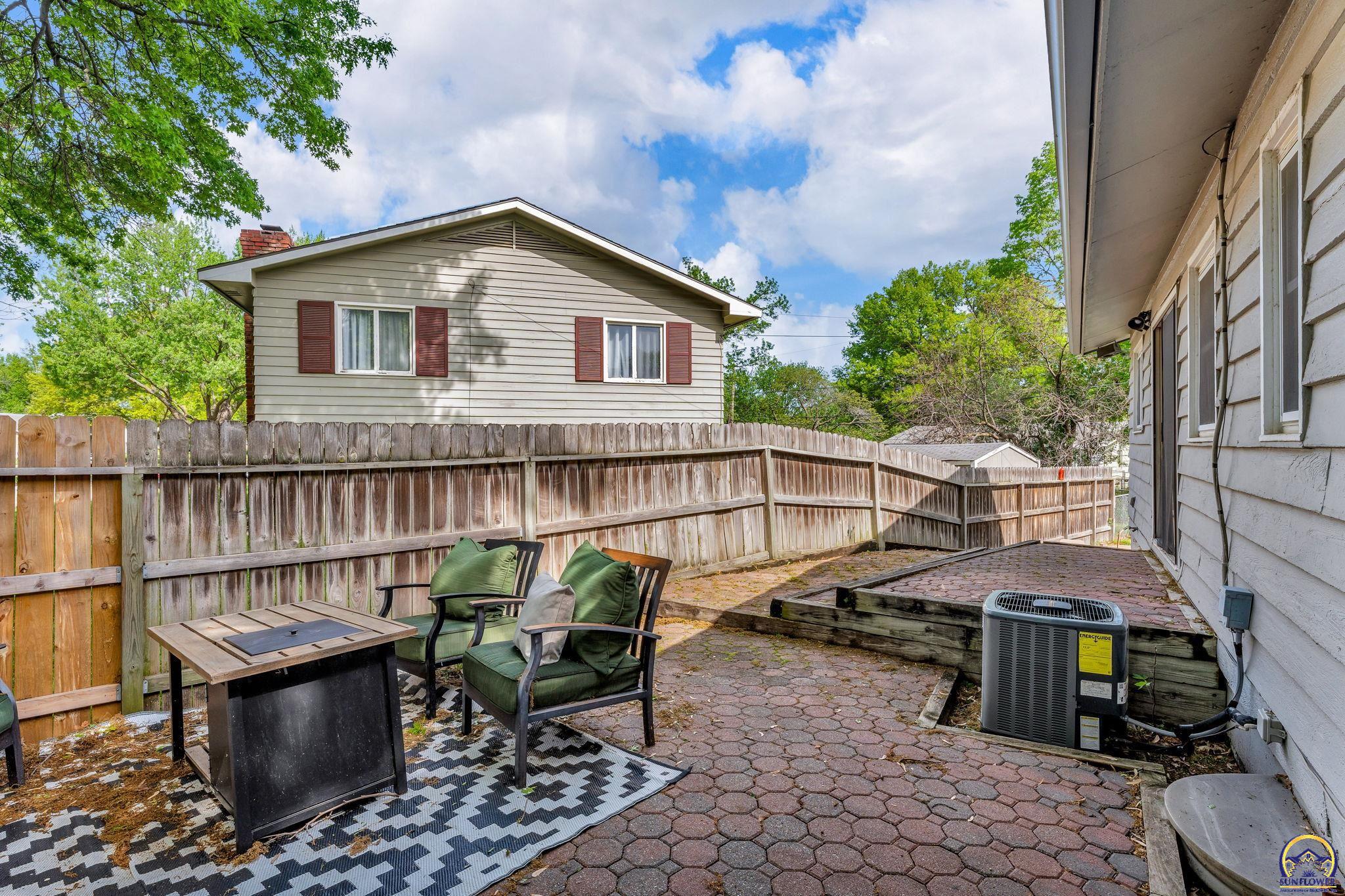 Topeka, Kansas 66604, United States, 4 Bedrooms Bedrooms, ,3 BathroomsBathrooms,Residential,Pending,119601