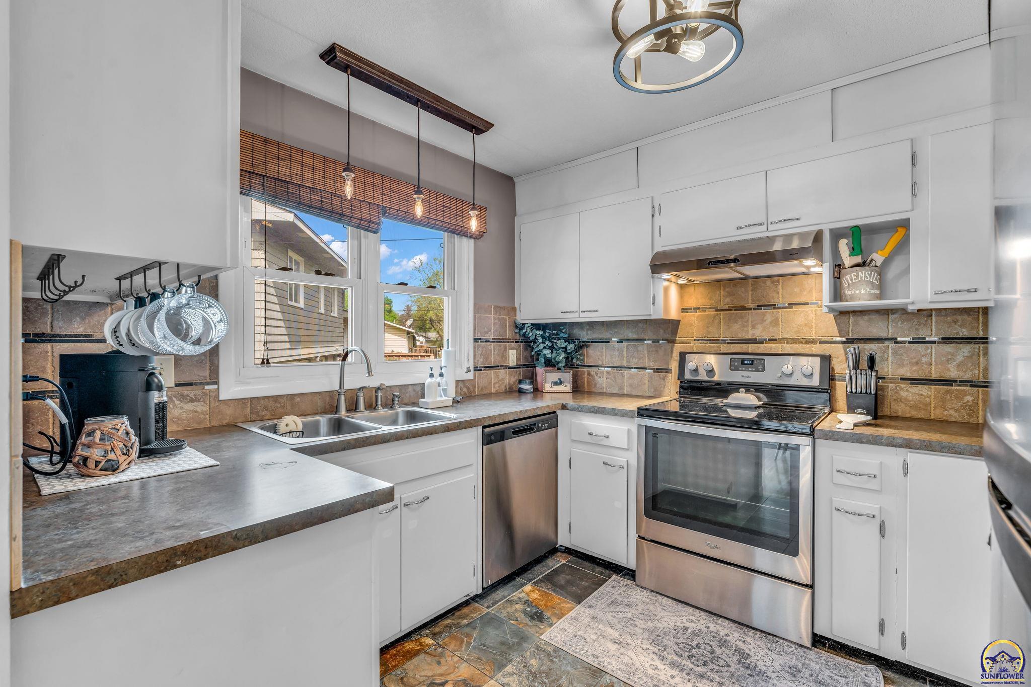 Topeka, Kansas 66604, United States, 4 Bedrooms Bedrooms, ,3 BathroomsBathrooms,Residential,Pending,119601