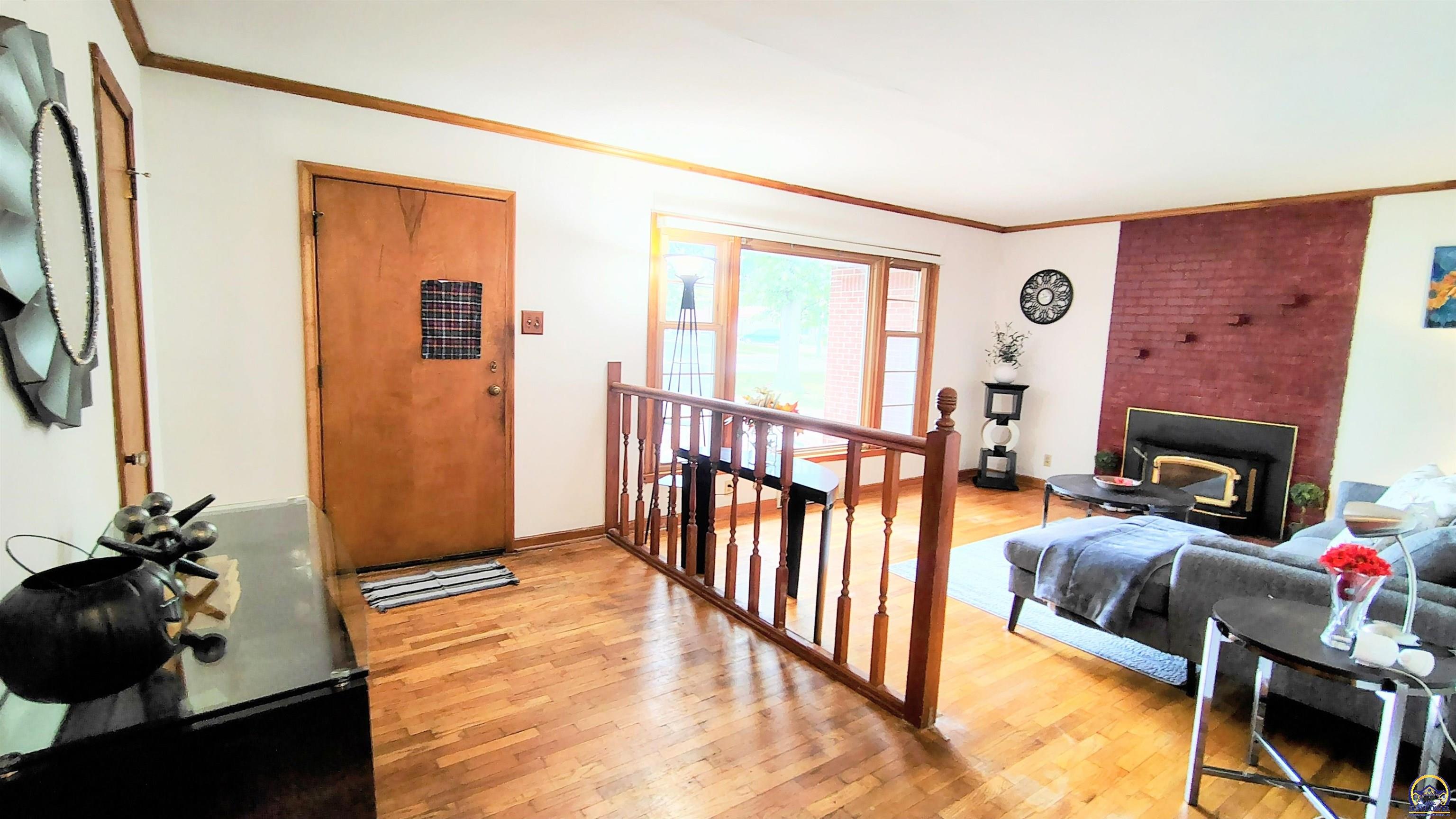 Topeka, Kansas 66604, United States, 4 Bedrooms Bedrooms, ,3 BathroomsBathrooms,Residential,Pending,212574