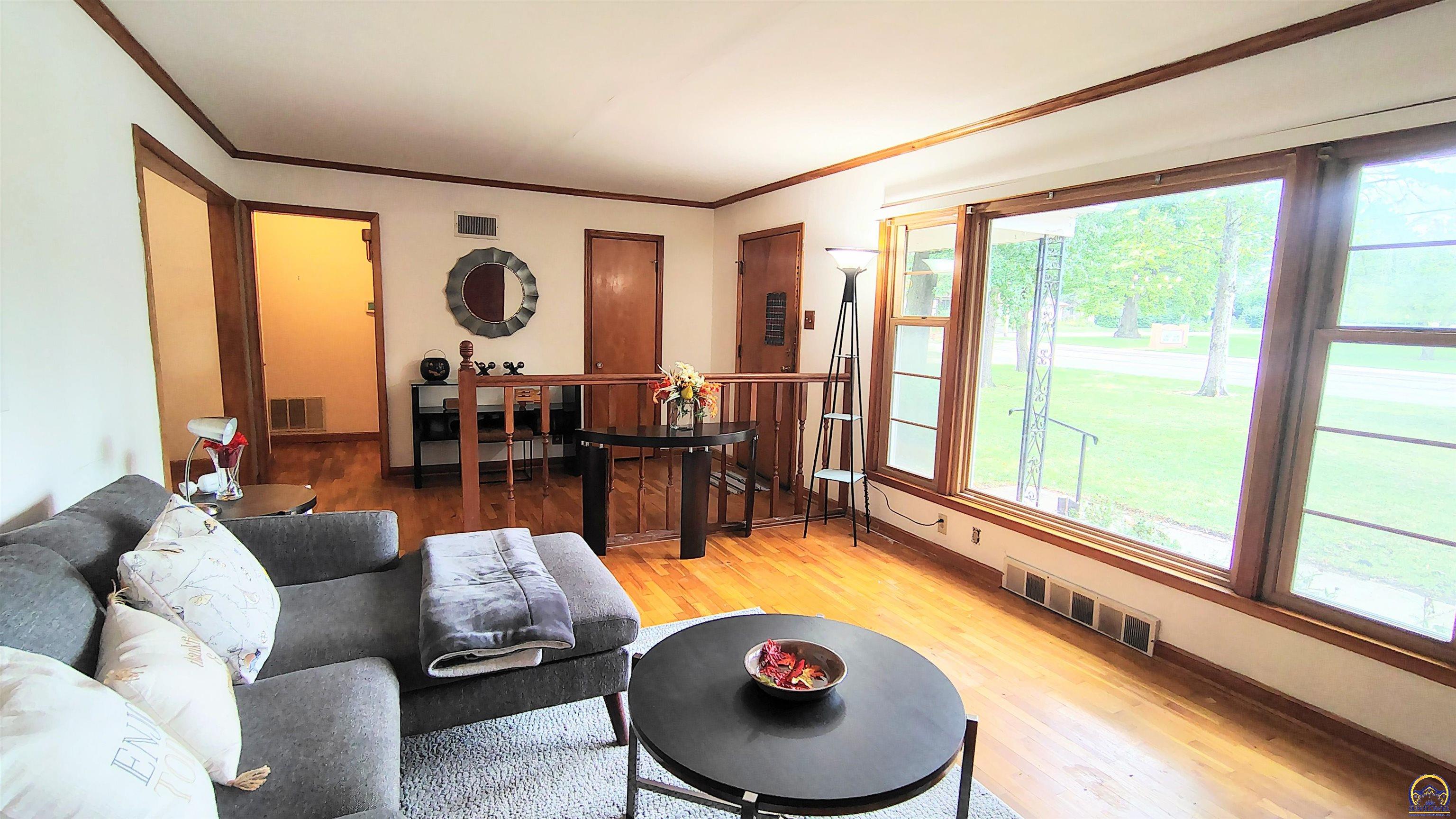 Topeka, Kansas 66604, United States, 4 Bedrooms Bedrooms, ,3 BathroomsBathrooms,Residential,Pending,212574