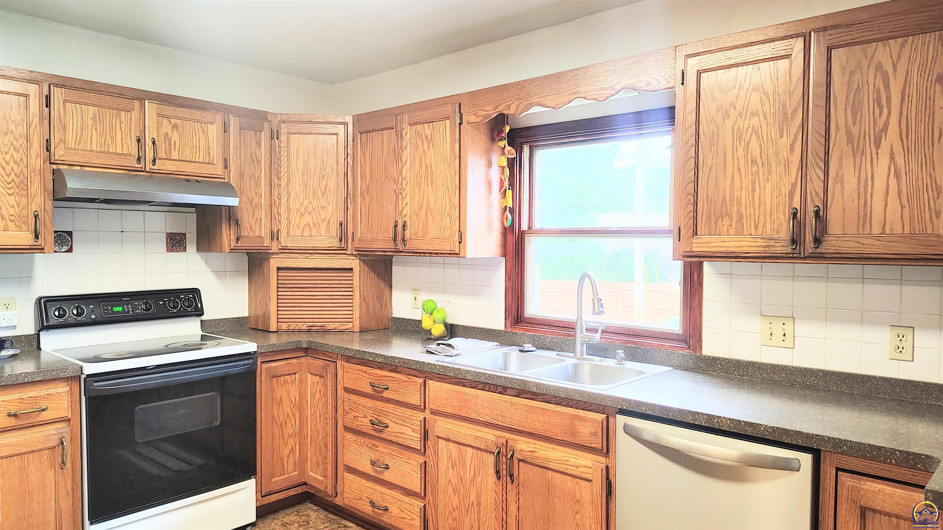 Topeka, Kansas 66604, United States, 4 Bedrooms Bedrooms, ,3 BathroomsBathrooms,Residential,Pending,212574