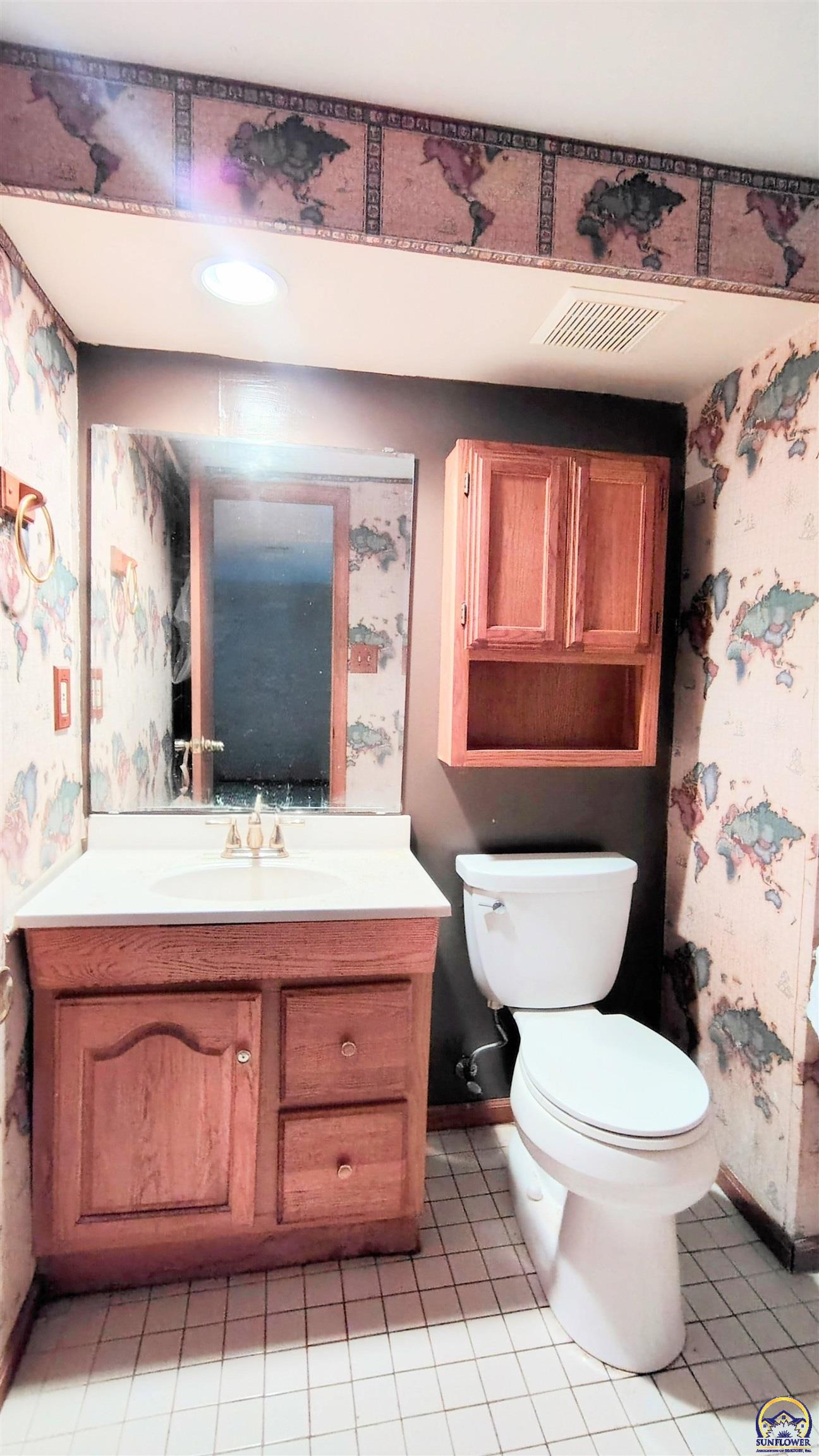 Topeka, Kansas 66604, United States, 4 Bedrooms Bedrooms, ,3 BathroomsBathrooms,Residential,Pending,212574