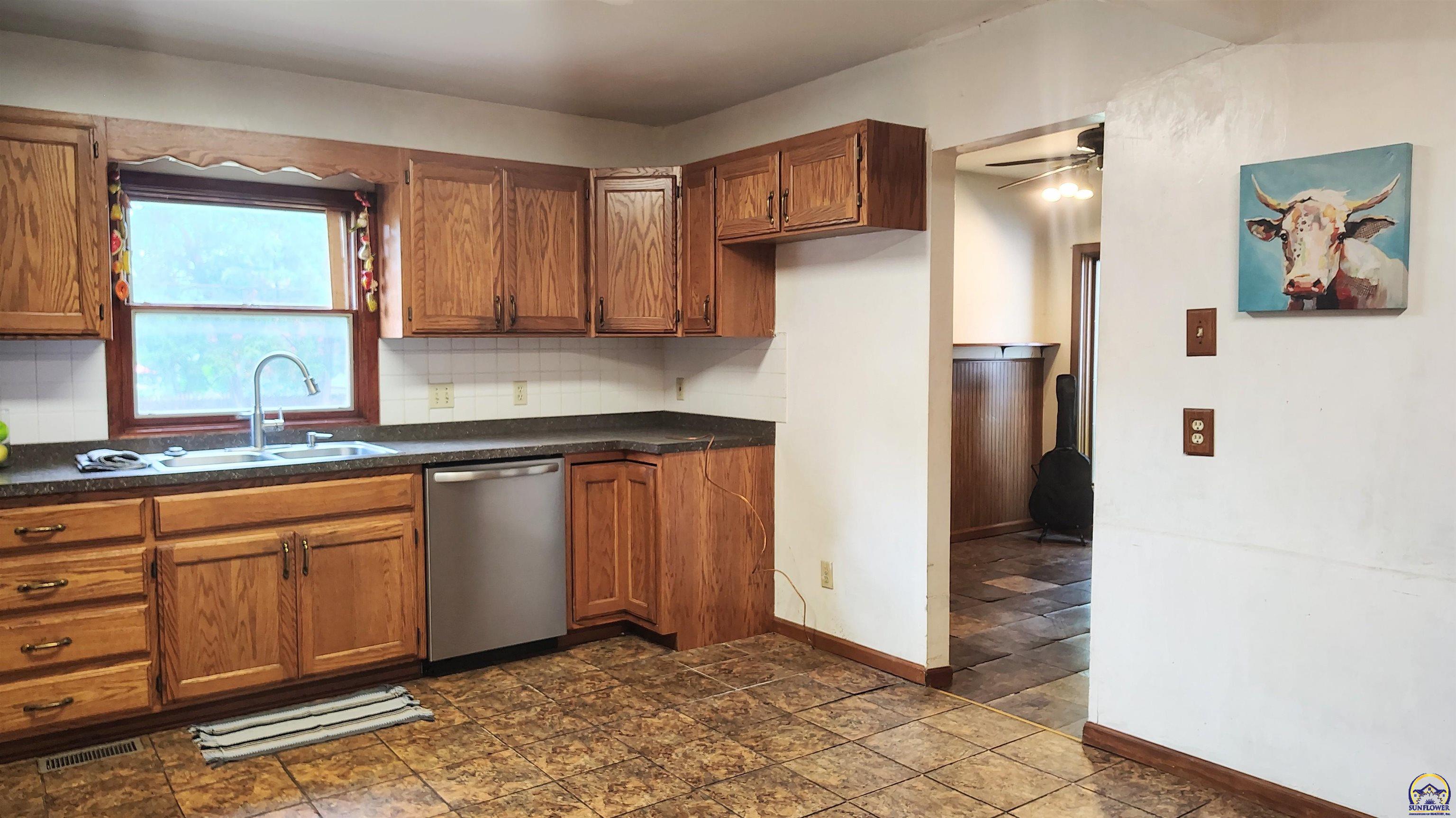 Topeka, Kansas 66604, United States, 4 Bedrooms Bedrooms, ,3 BathroomsBathrooms,Residential,Pending,212574