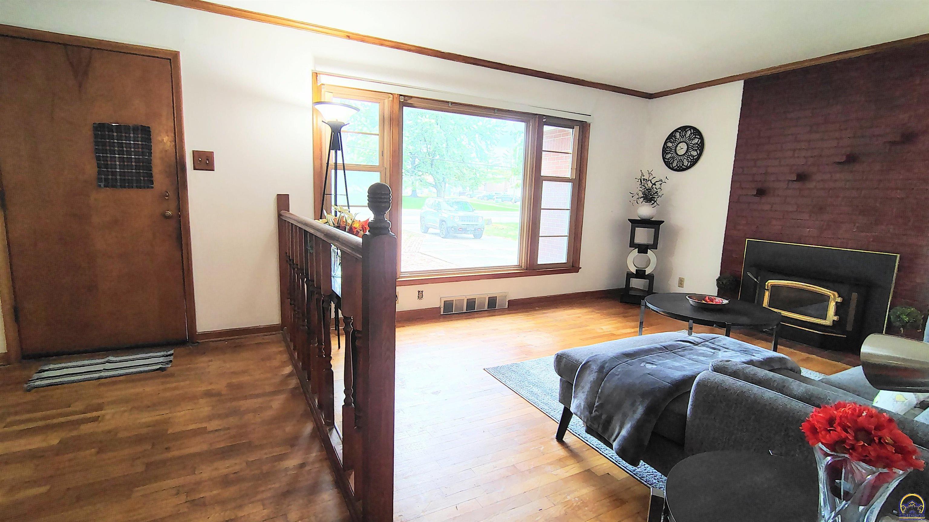 Topeka, Kansas 66604, United States, 4 Bedrooms Bedrooms, ,3 BathroomsBathrooms,Residential,Pending,212574