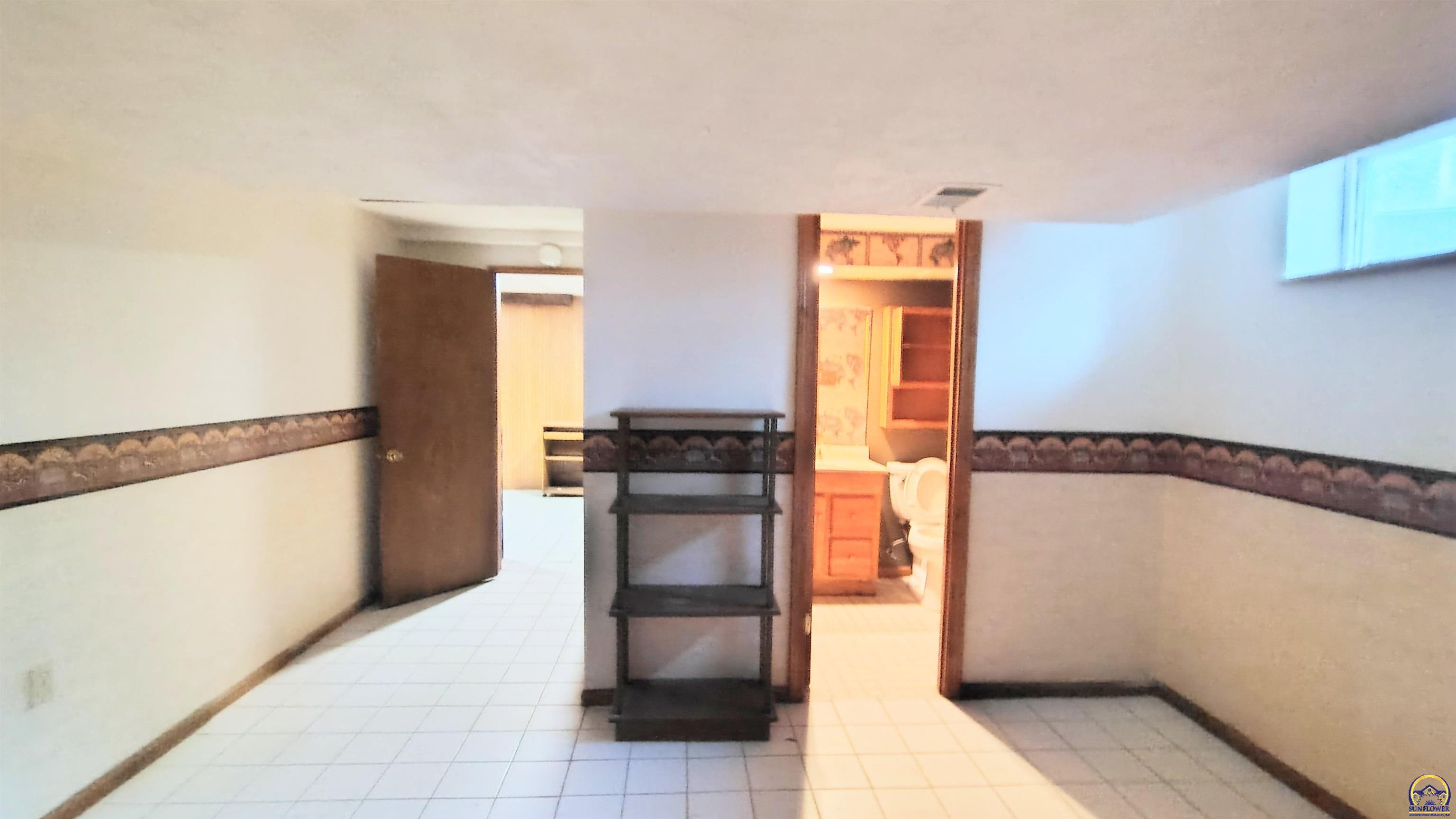 Topeka, Kansas 66604, United States, 4 Bedrooms Bedrooms, ,3 BathroomsBathrooms,Residential,Pending,212574