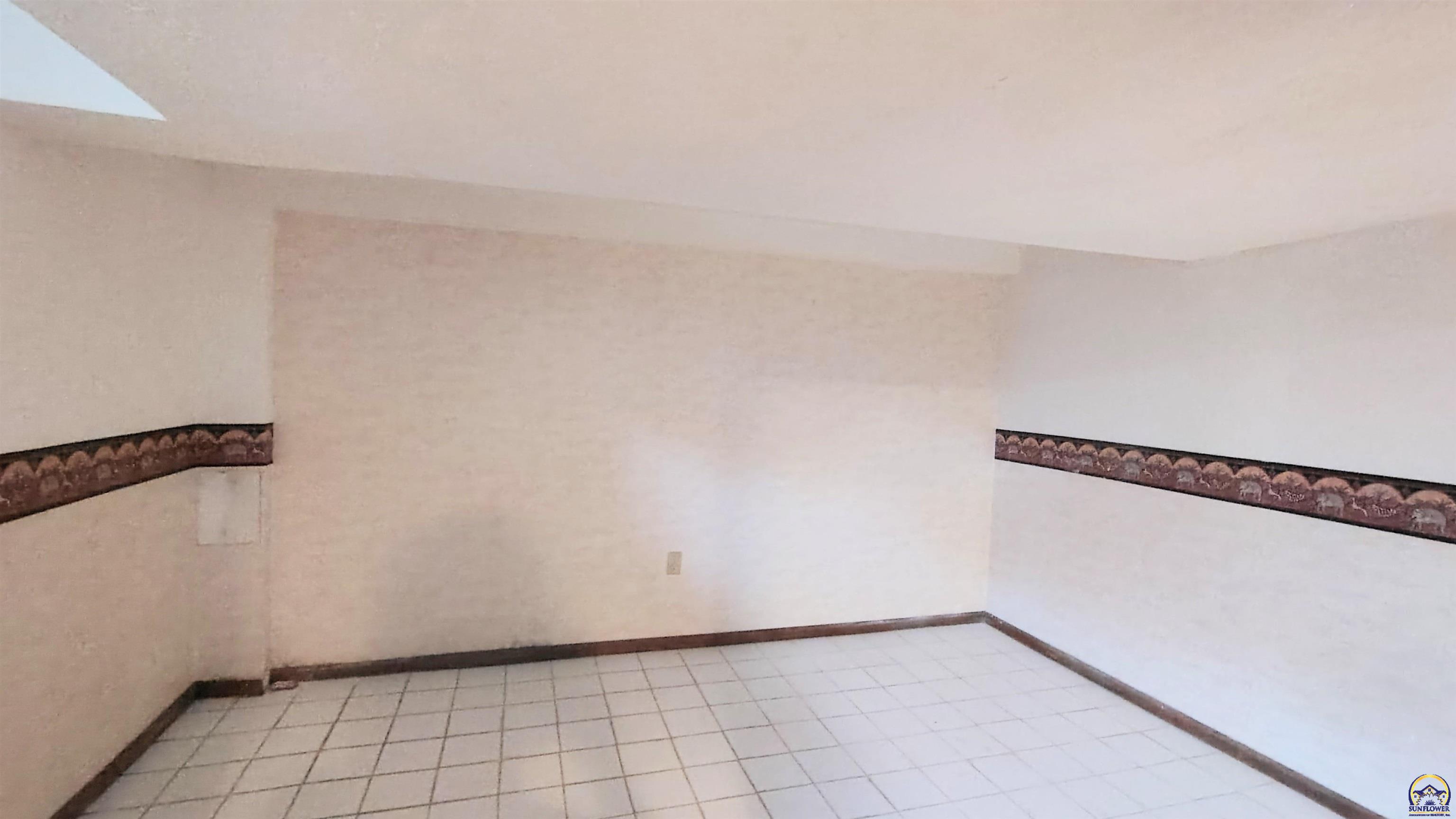 Topeka, Kansas 66604, United States, 4 Bedrooms Bedrooms, ,3 BathroomsBathrooms,Residential,Pending,212574