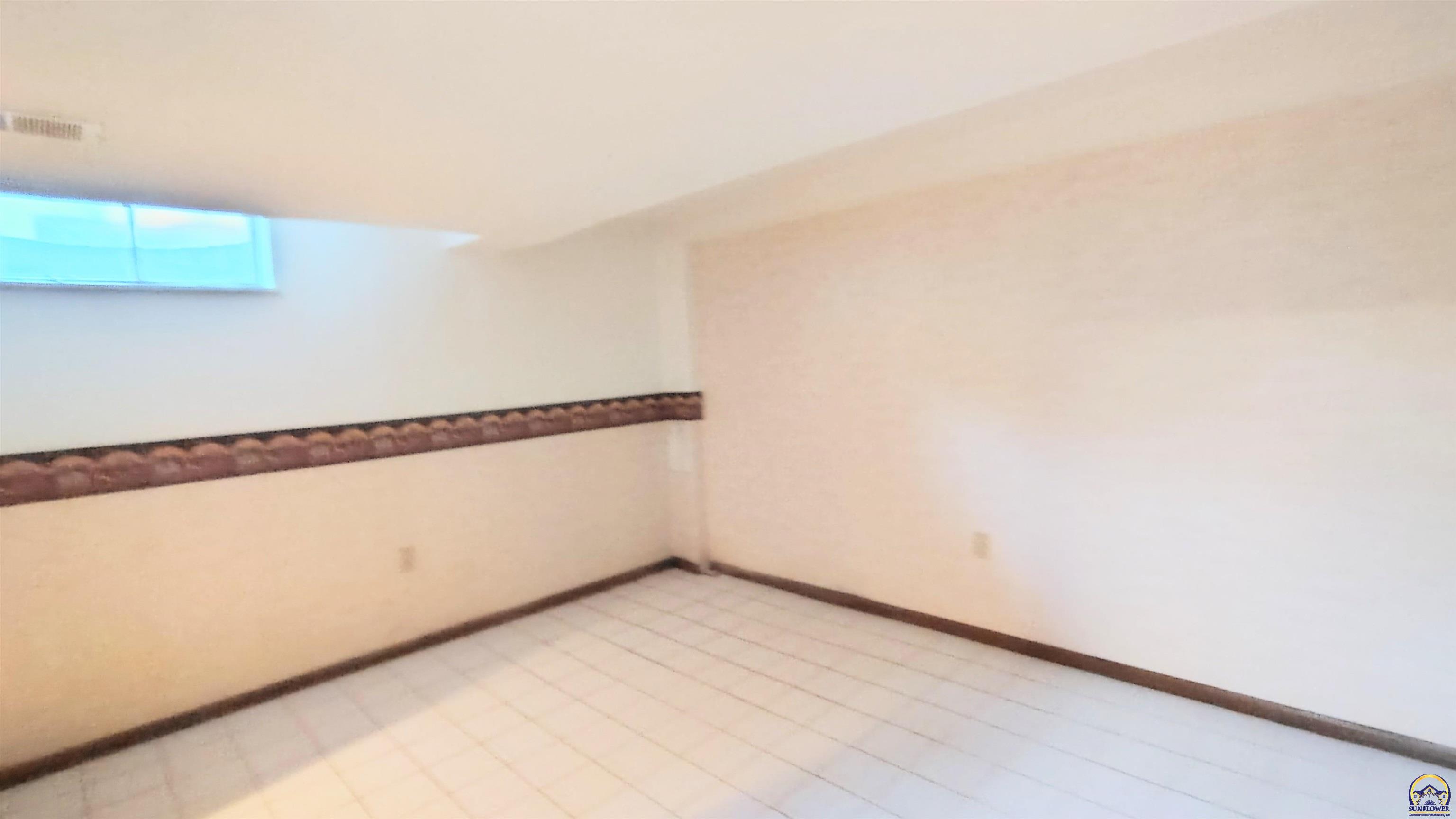 Topeka, Kansas 66604, United States, 4 Bedrooms Bedrooms, ,3 BathroomsBathrooms,Residential,Pending,212574