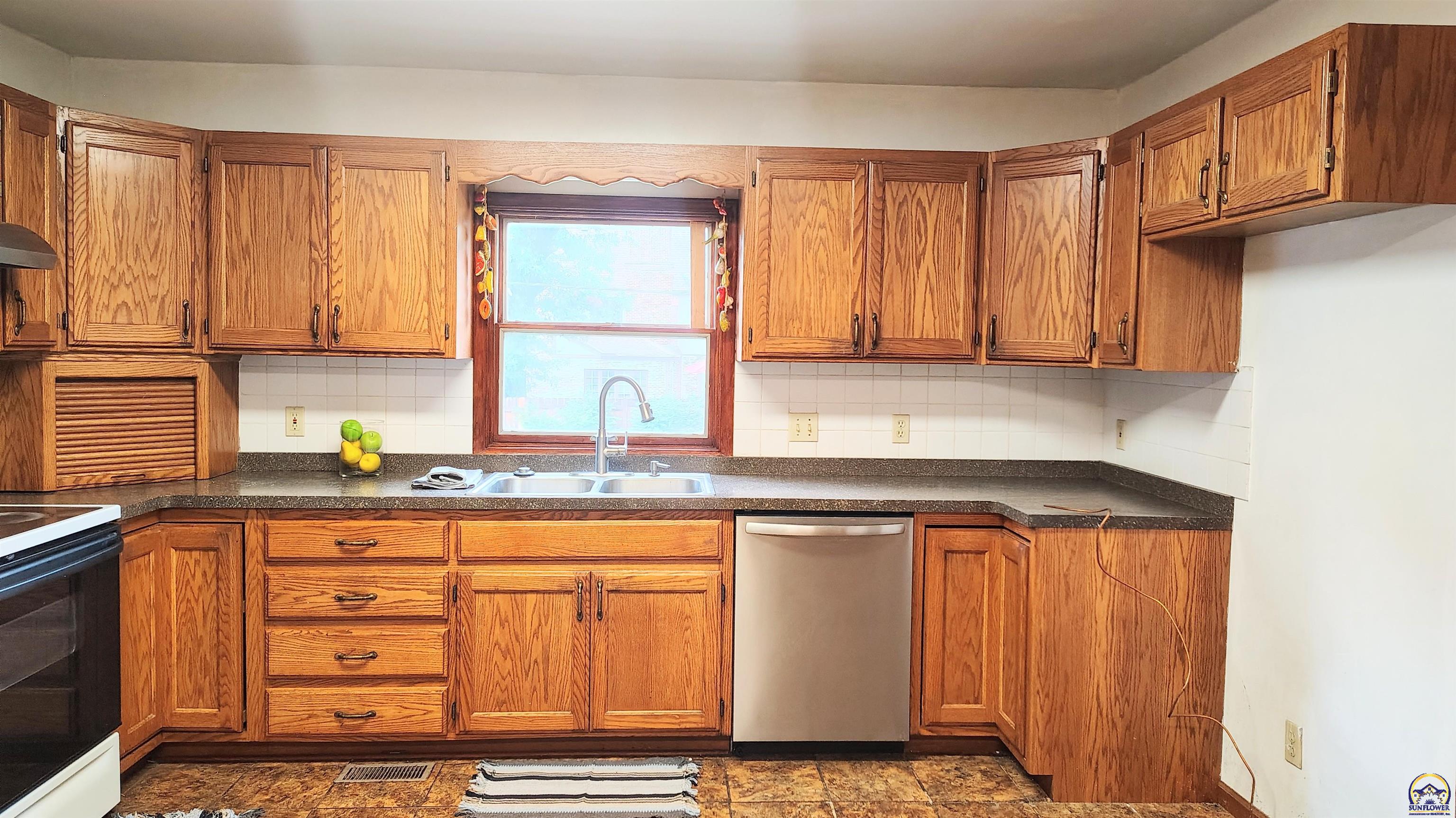 Topeka, Kansas 66604, United States, 4 Bedrooms Bedrooms, ,3 BathroomsBathrooms,Residential,Pending,212574