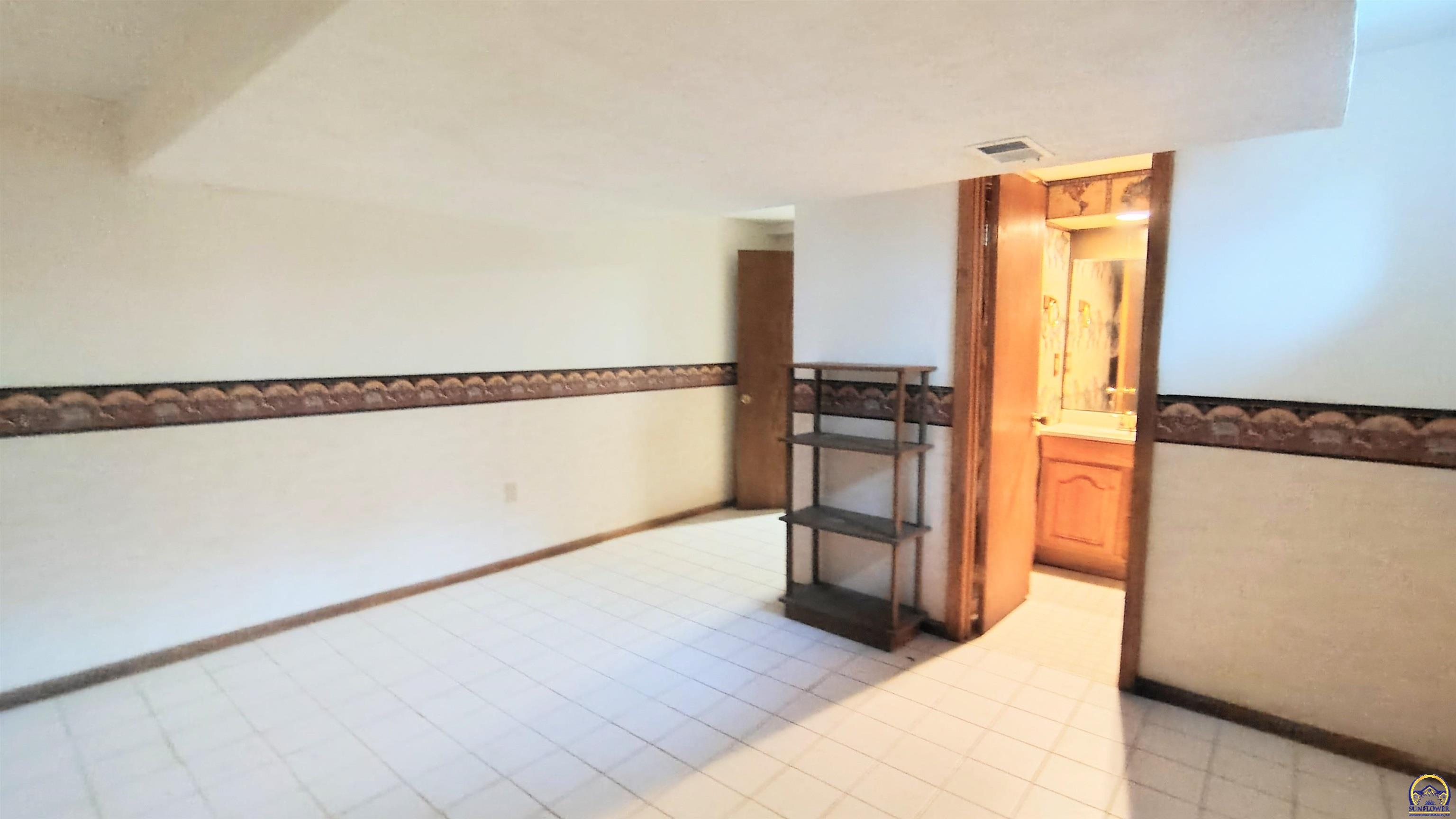 Topeka, Kansas 66604, United States, 4 Bedrooms Bedrooms, ,3 BathroomsBathrooms,Residential,Pending,212574