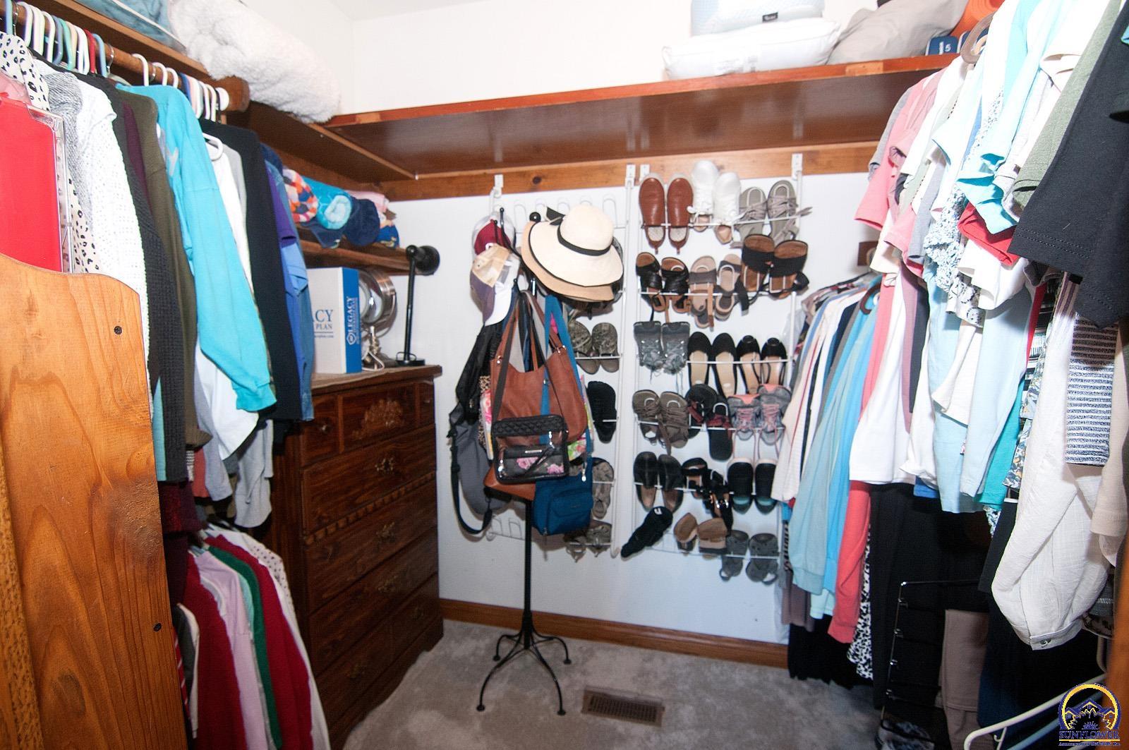 Topeka, Kansas 66614, United States, 4 Bedrooms Bedrooms, ,3 BathroomsBathrooms,Residential,Pending,16918